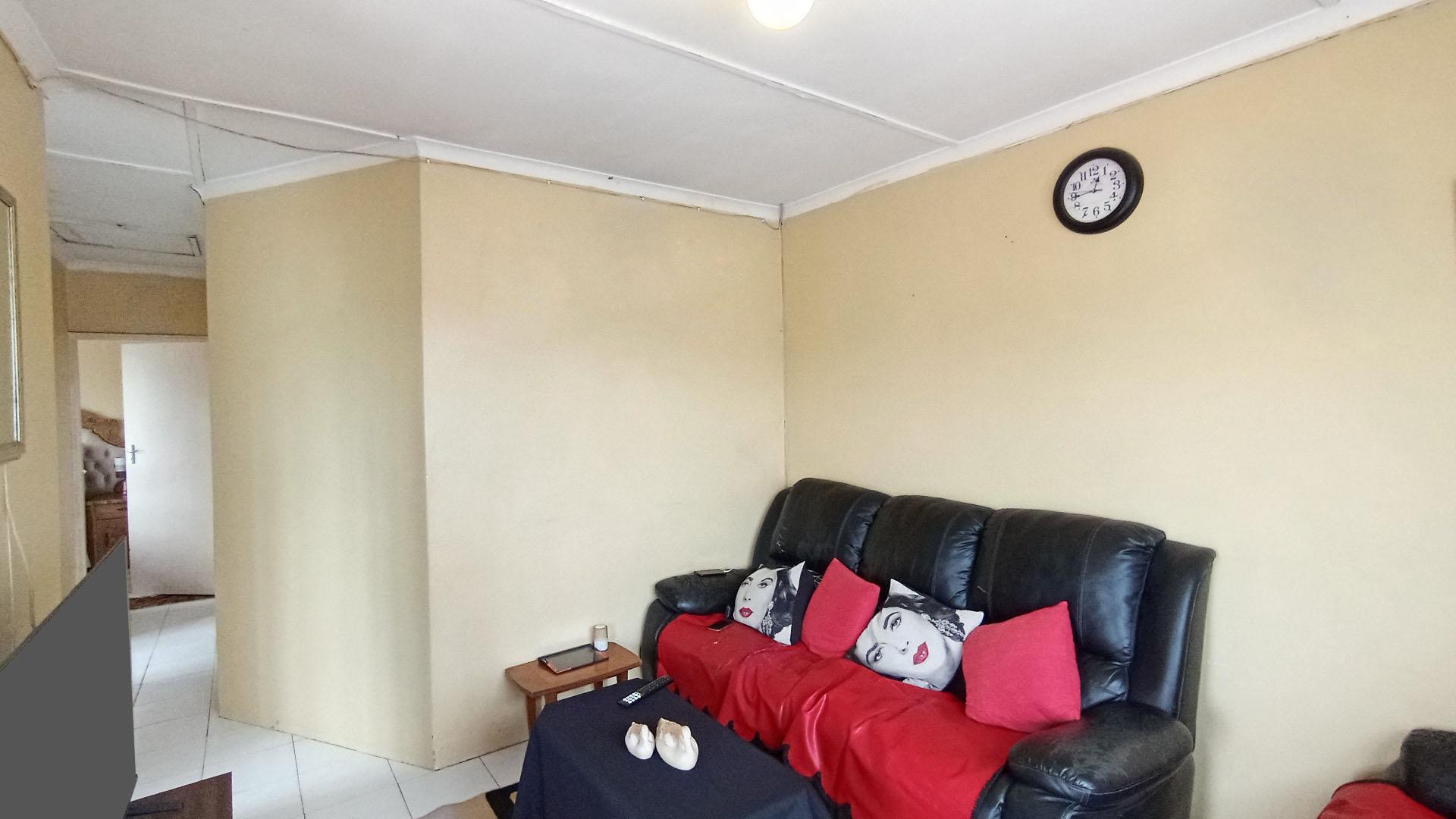 Lounges - 14 square meters of property in Newlands West