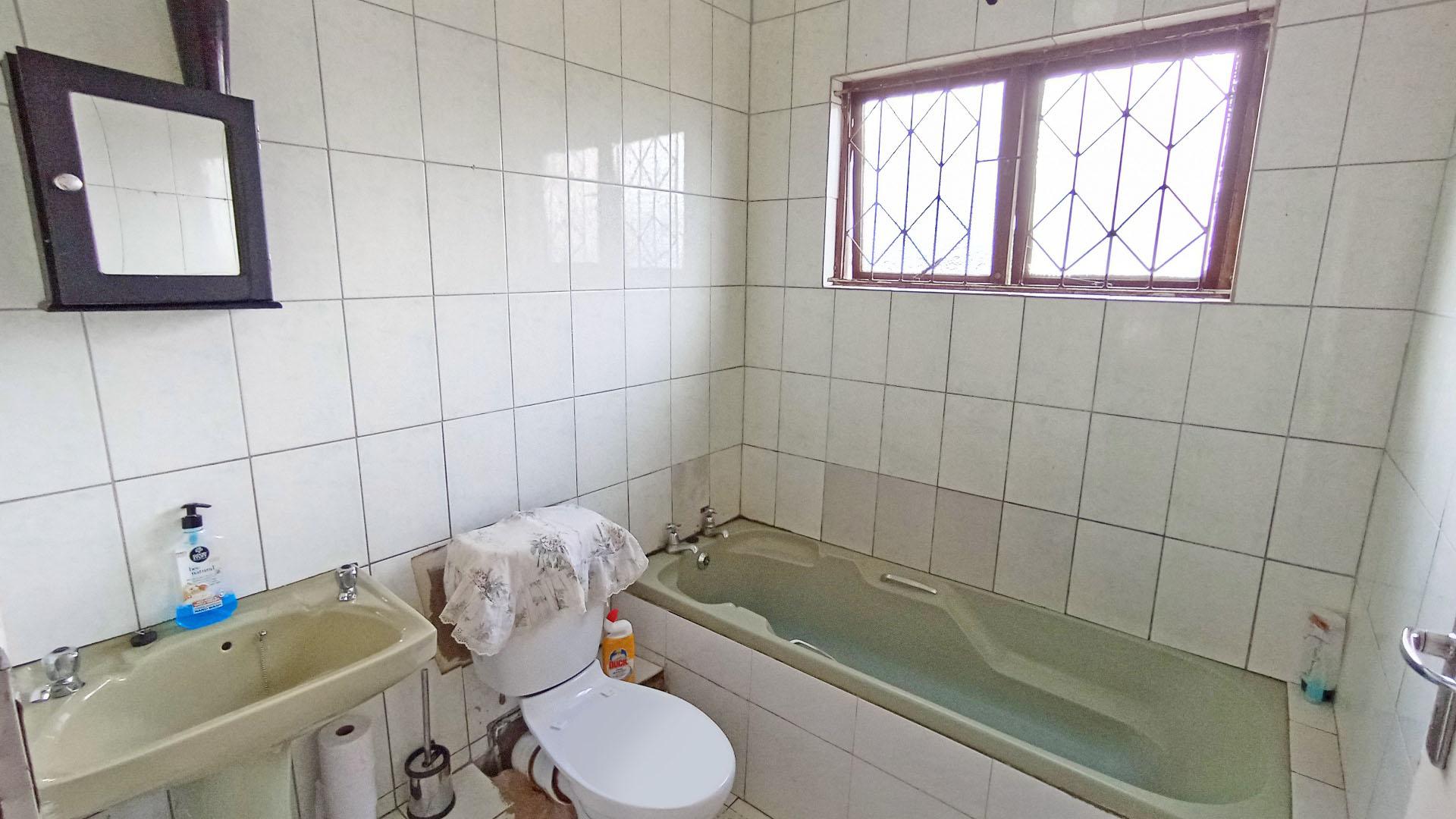 Bathroom 1 - 4 square meters of property in Newlands West