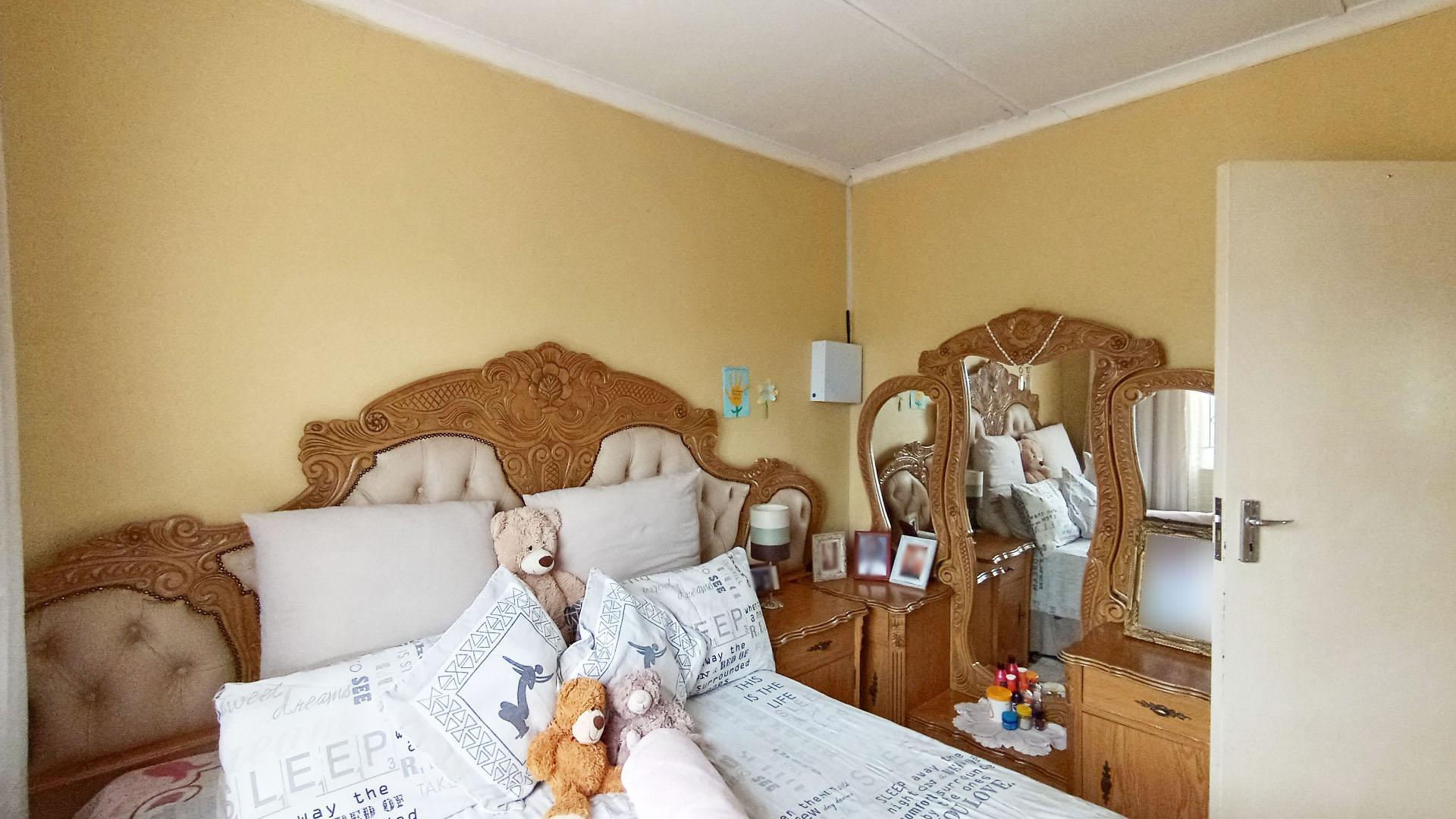 Bathroom 1 - 4 square meters of property in Newlands West