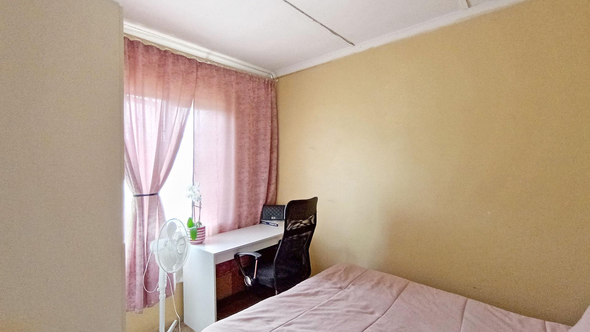 Bed Room 2 - 10 square meters of property in Newlands West