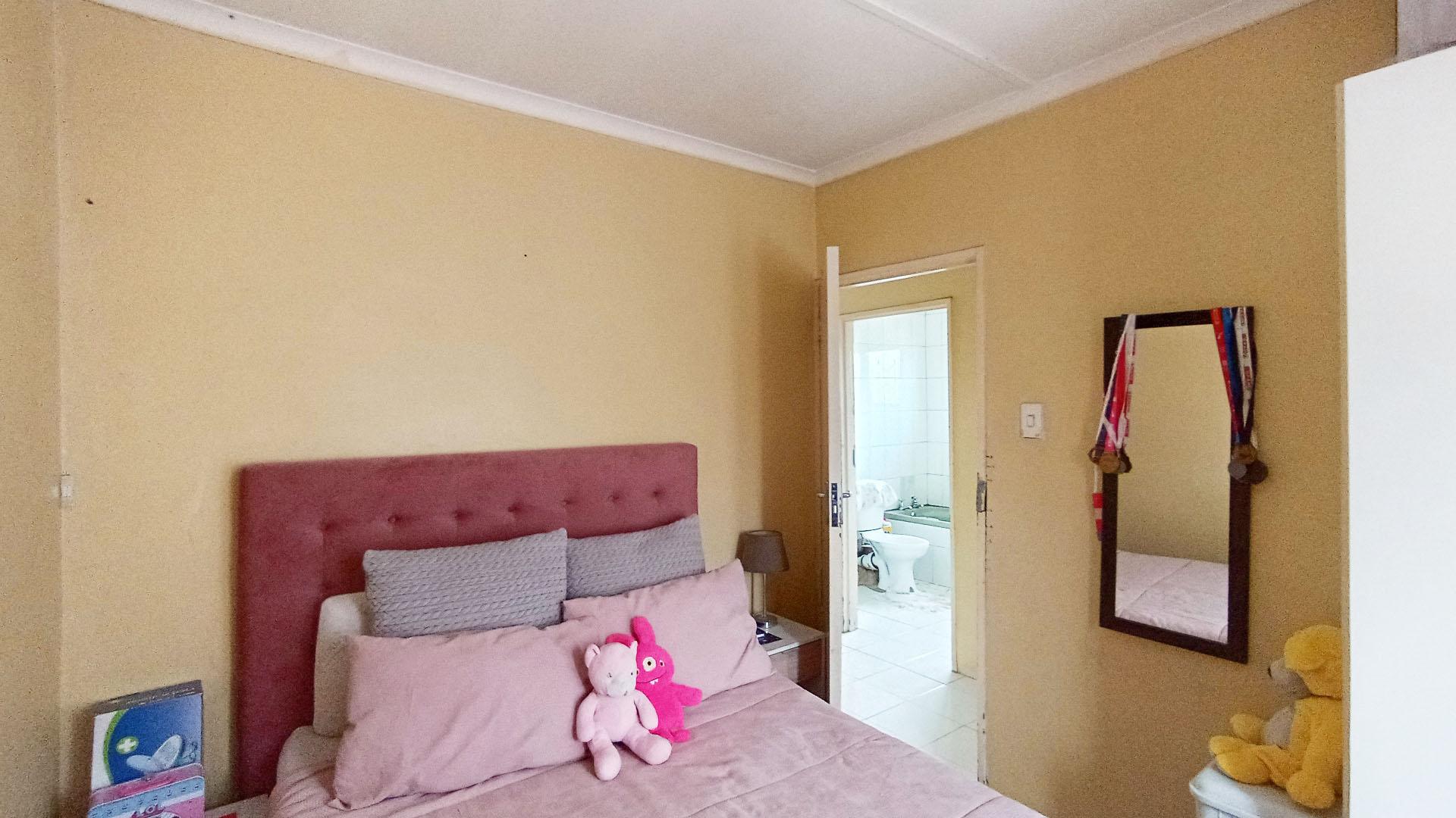 Bed Room 2 - 10 square meters of property in Newlands West