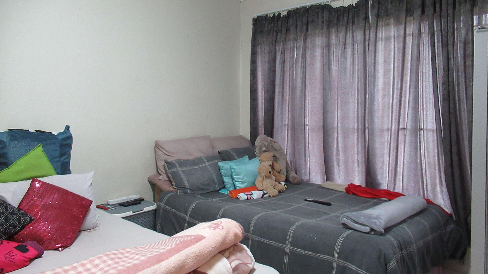 Main Bedroom - 17 square meters of property in Strubensvallei