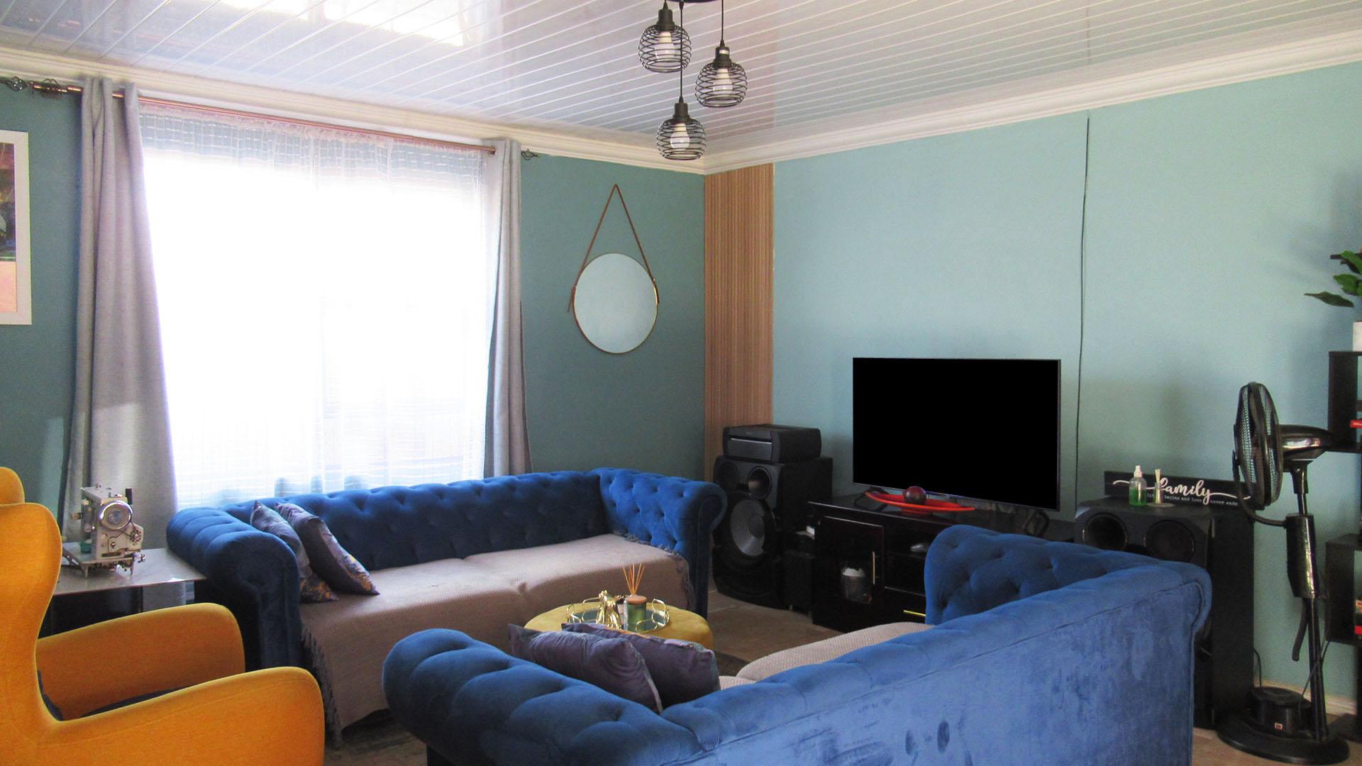 Lounges - 41 square meters of property in Chiawelo