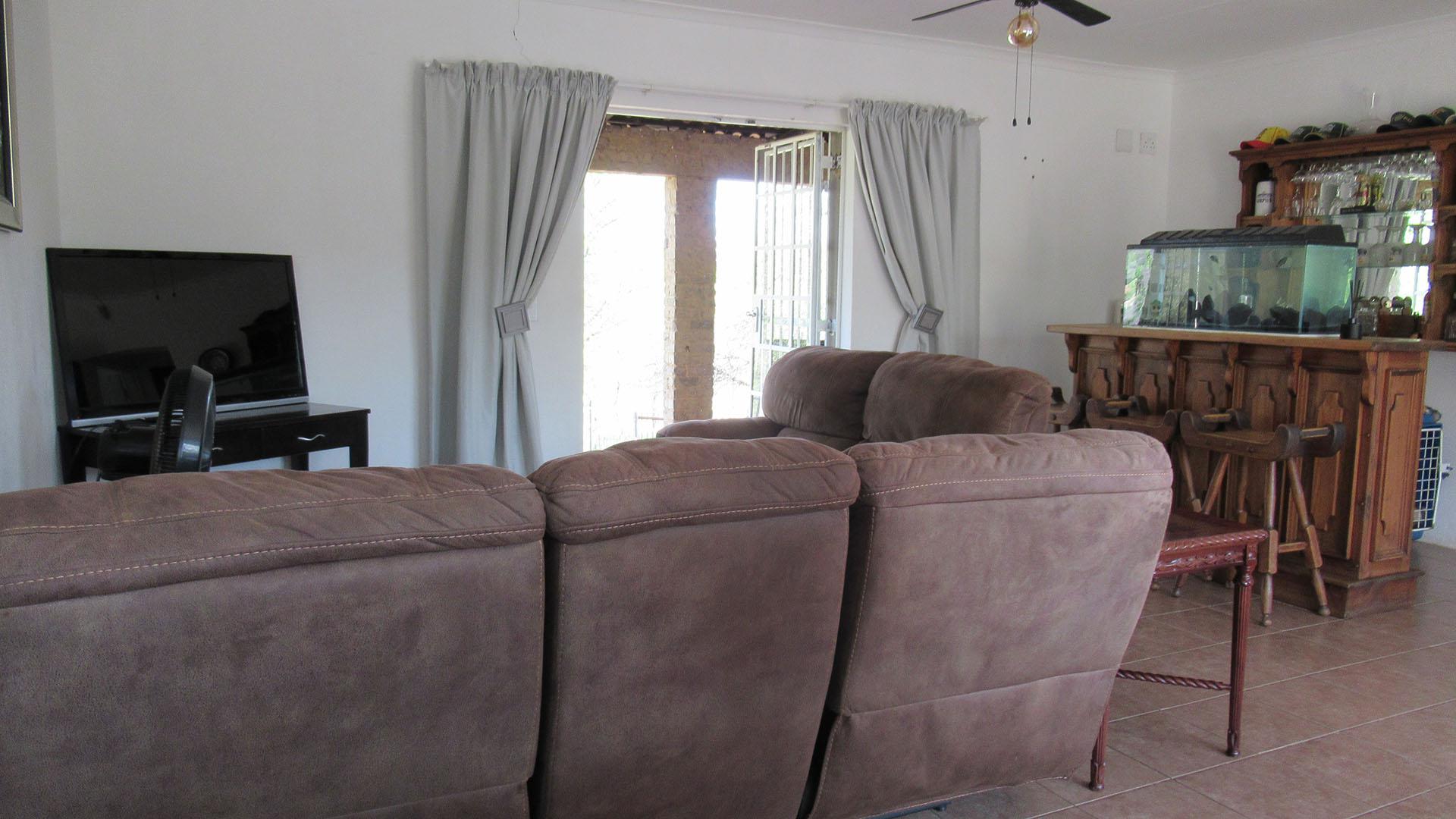 Lounges - 42 square meters of property in Vaal Oewer
