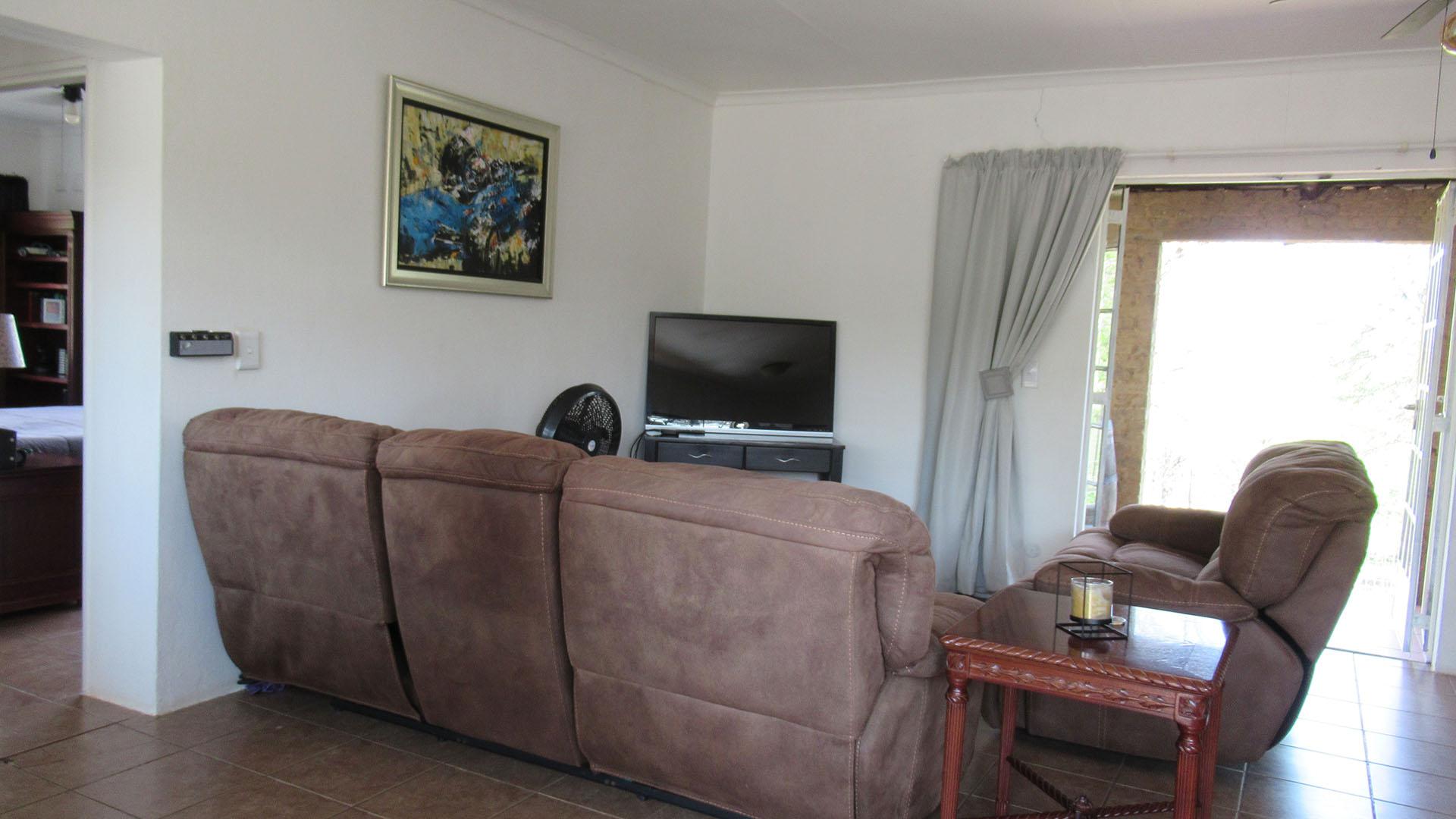 Lounges - 42 square meters of property in Vaal Oewer