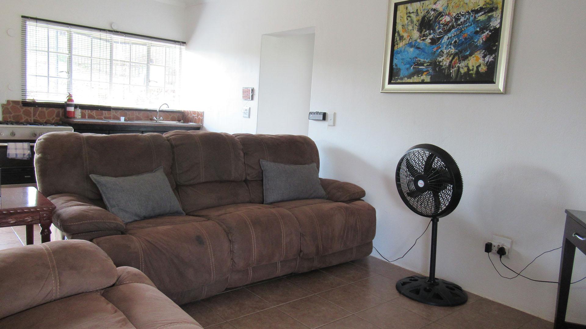 Lounges - 42 square meters of property in Vaal Oewer