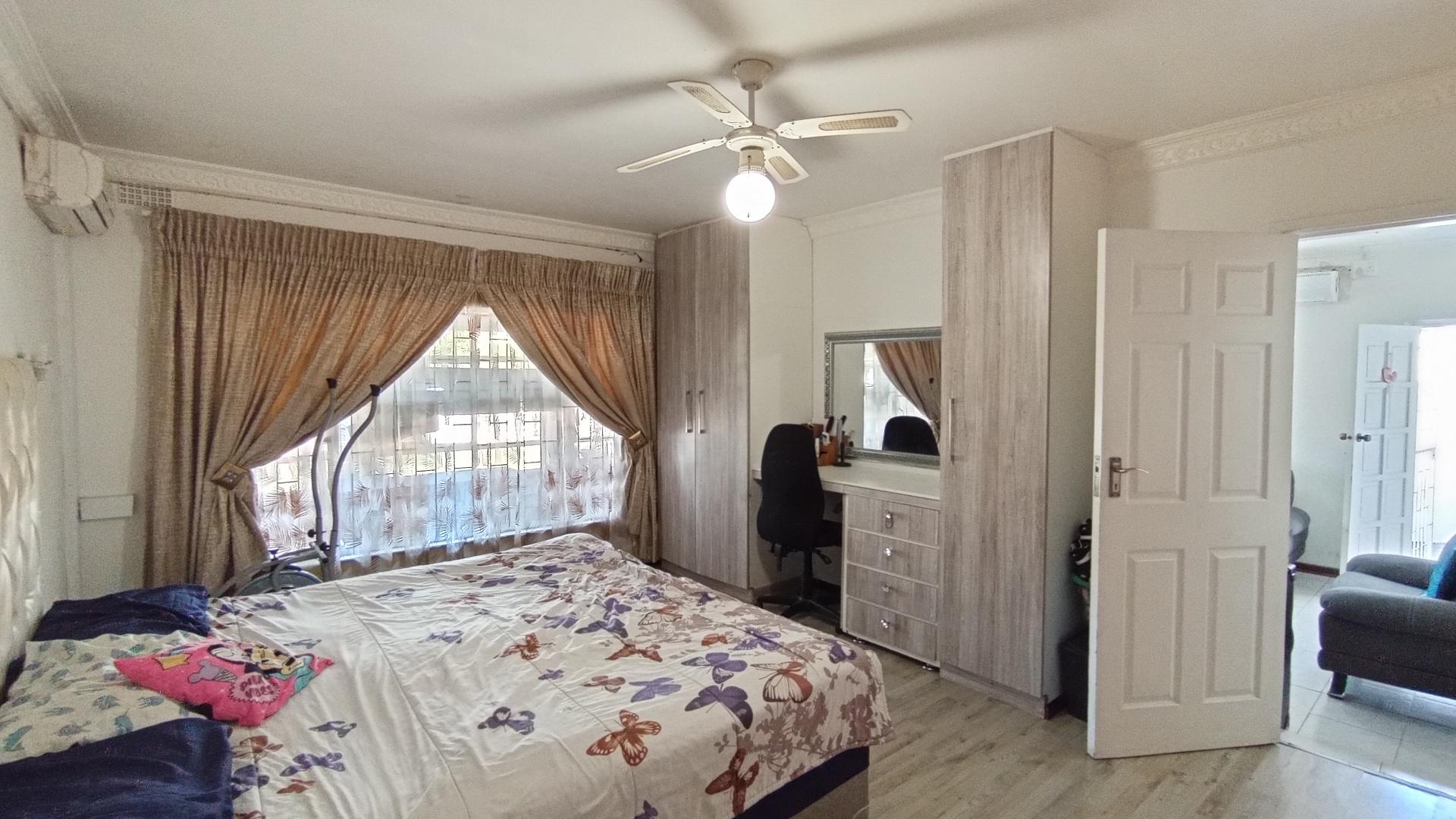 Bed Room 1 - 26 square meters of property in Crossmoor