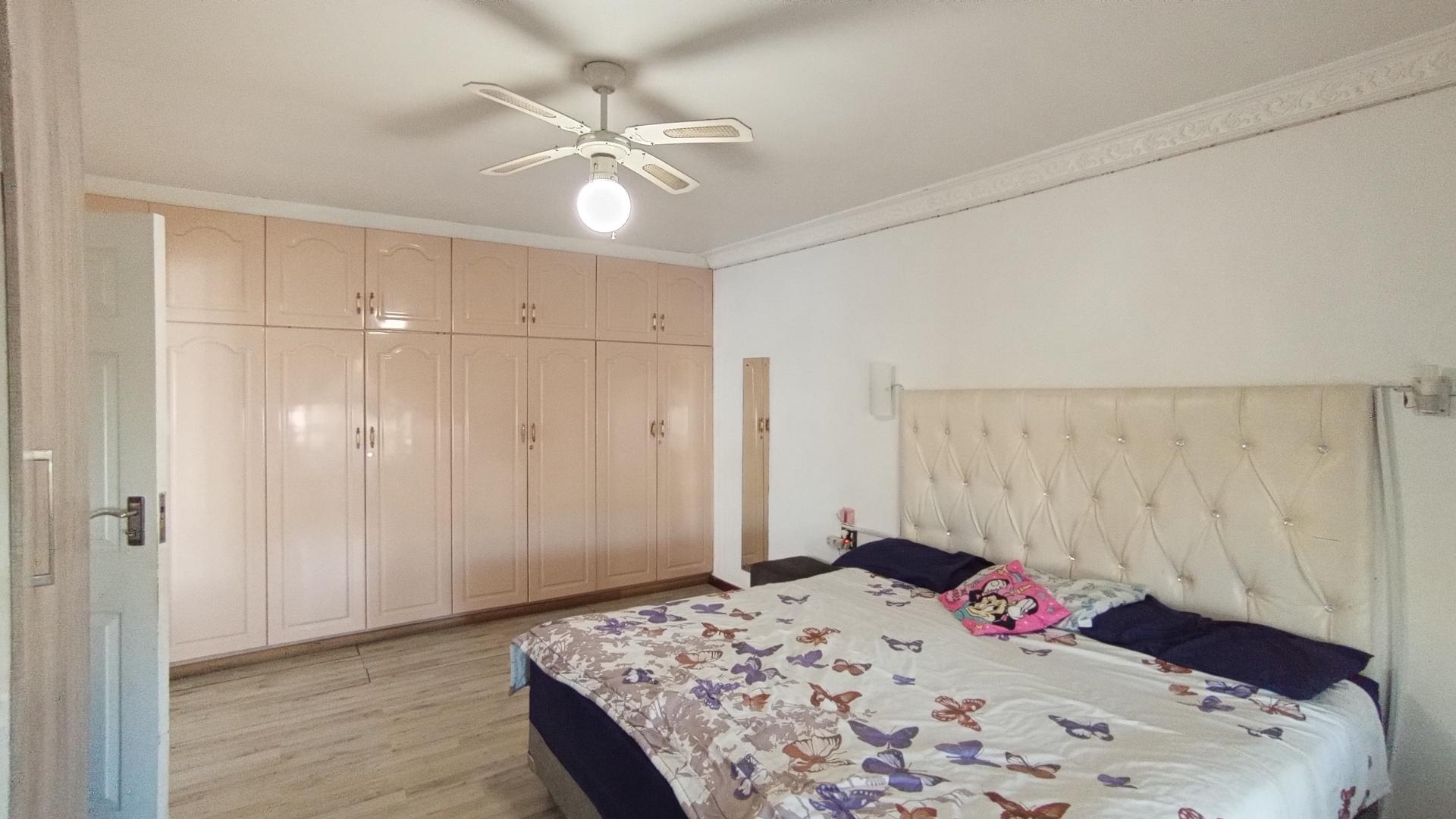 Bed Room 1 - 26 square meters of property in Crossmoor