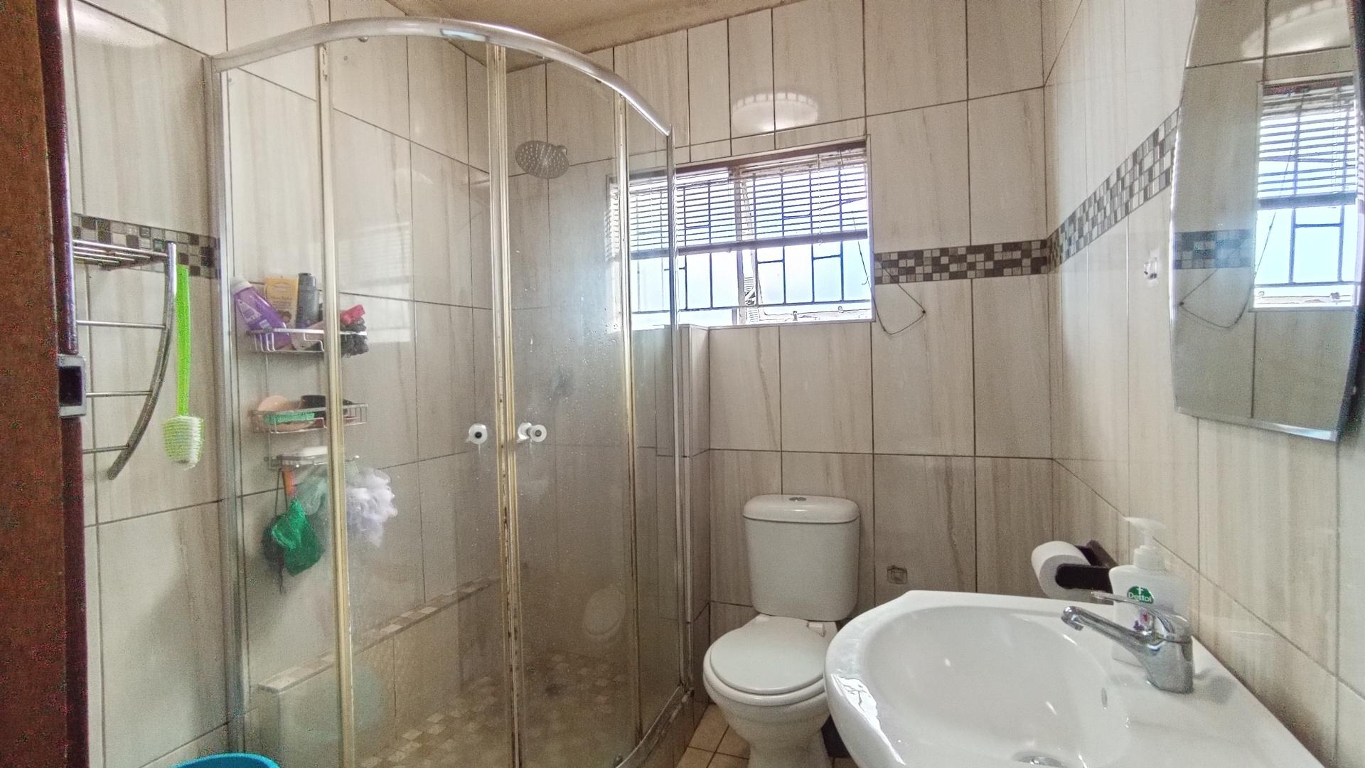 Bathroom 1 - 9 square meters of property in Crossmoor