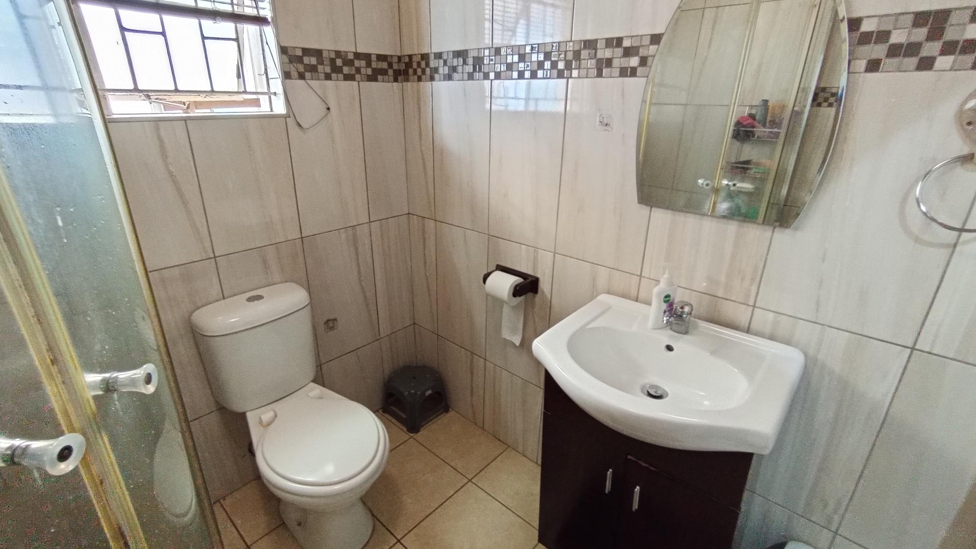 Bathroom 1 - 9 square meters of property in Crossmoor