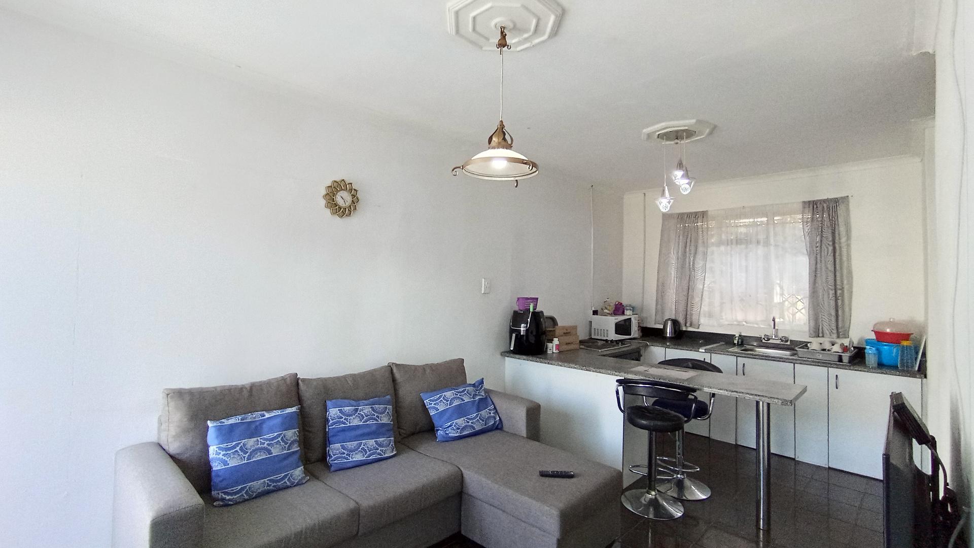 Flatlet - 38 square meters of property in Crossmoor