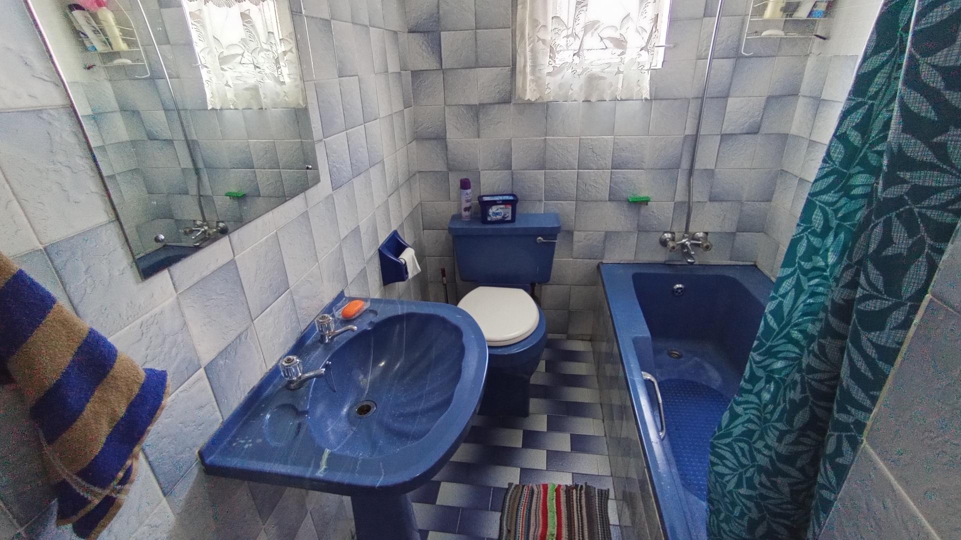 Bathroom 1 - 9 square meters of property in Crossmoor