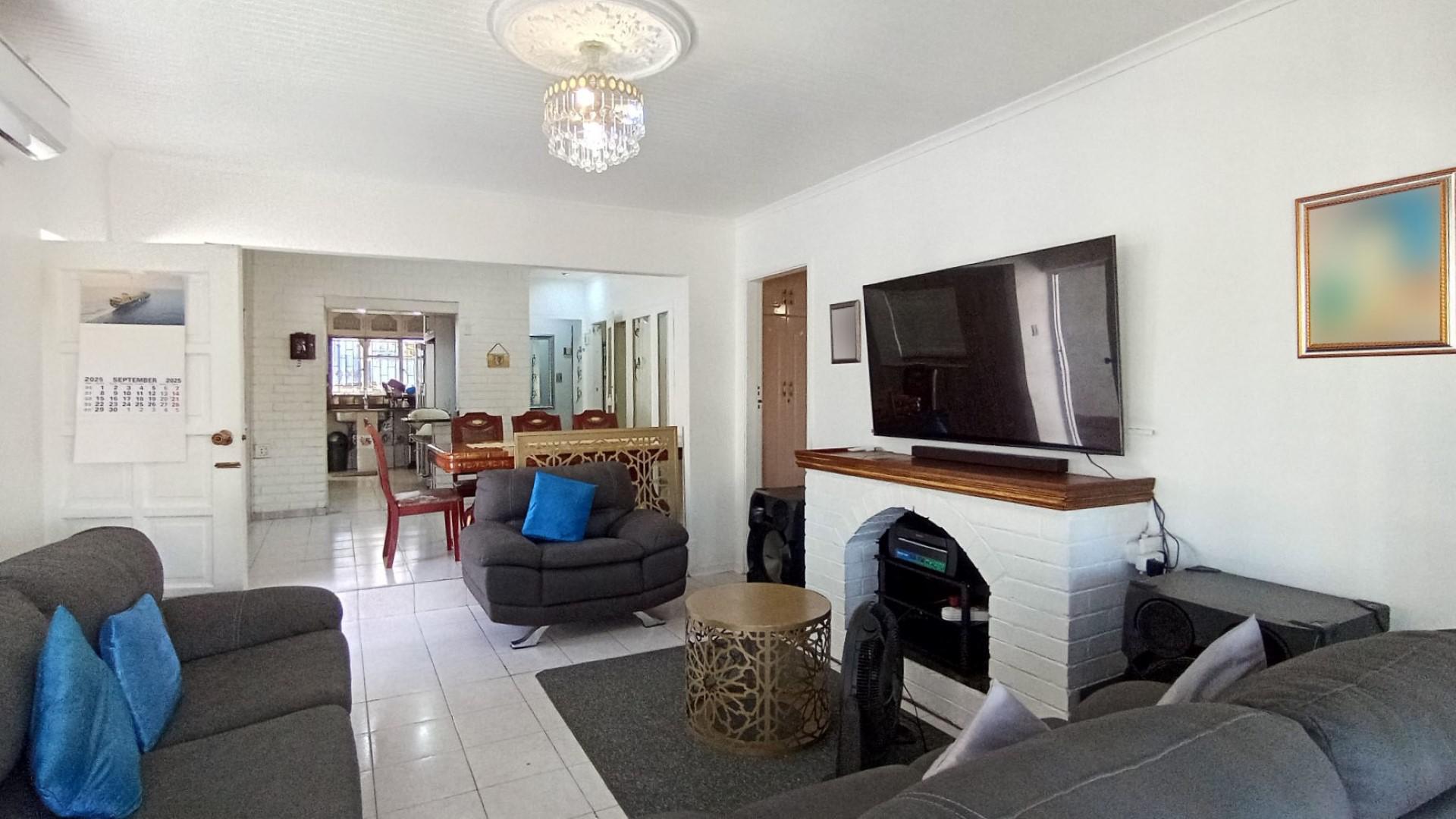Lounges - 21 square meters of property in Crossmoor