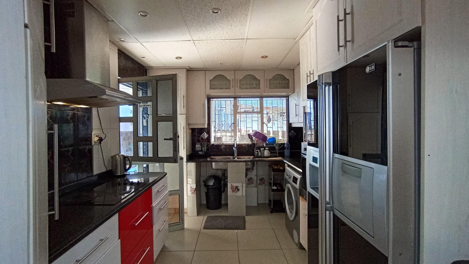 Kitchen - 20 square meters of property in Crossmoor