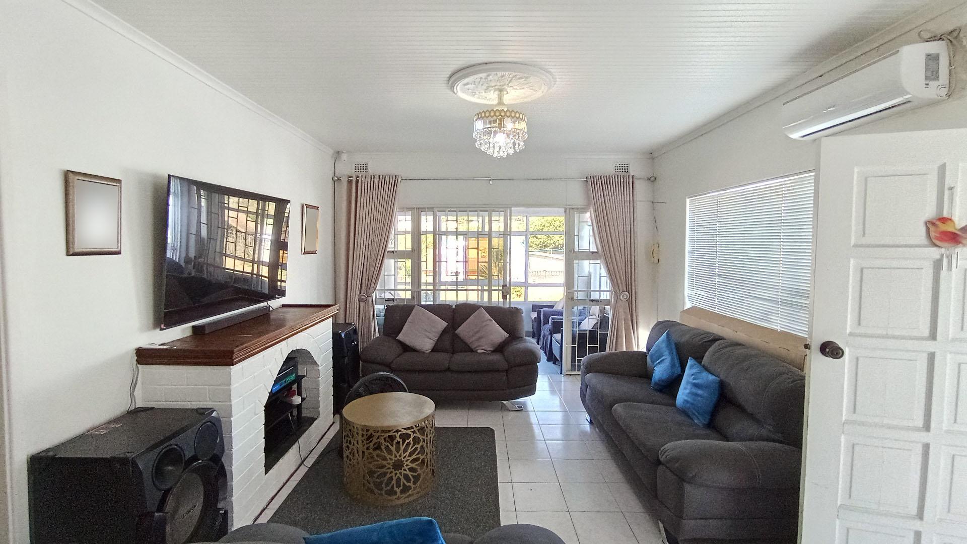 Lounges - 21 square meters of property in Crossmoor