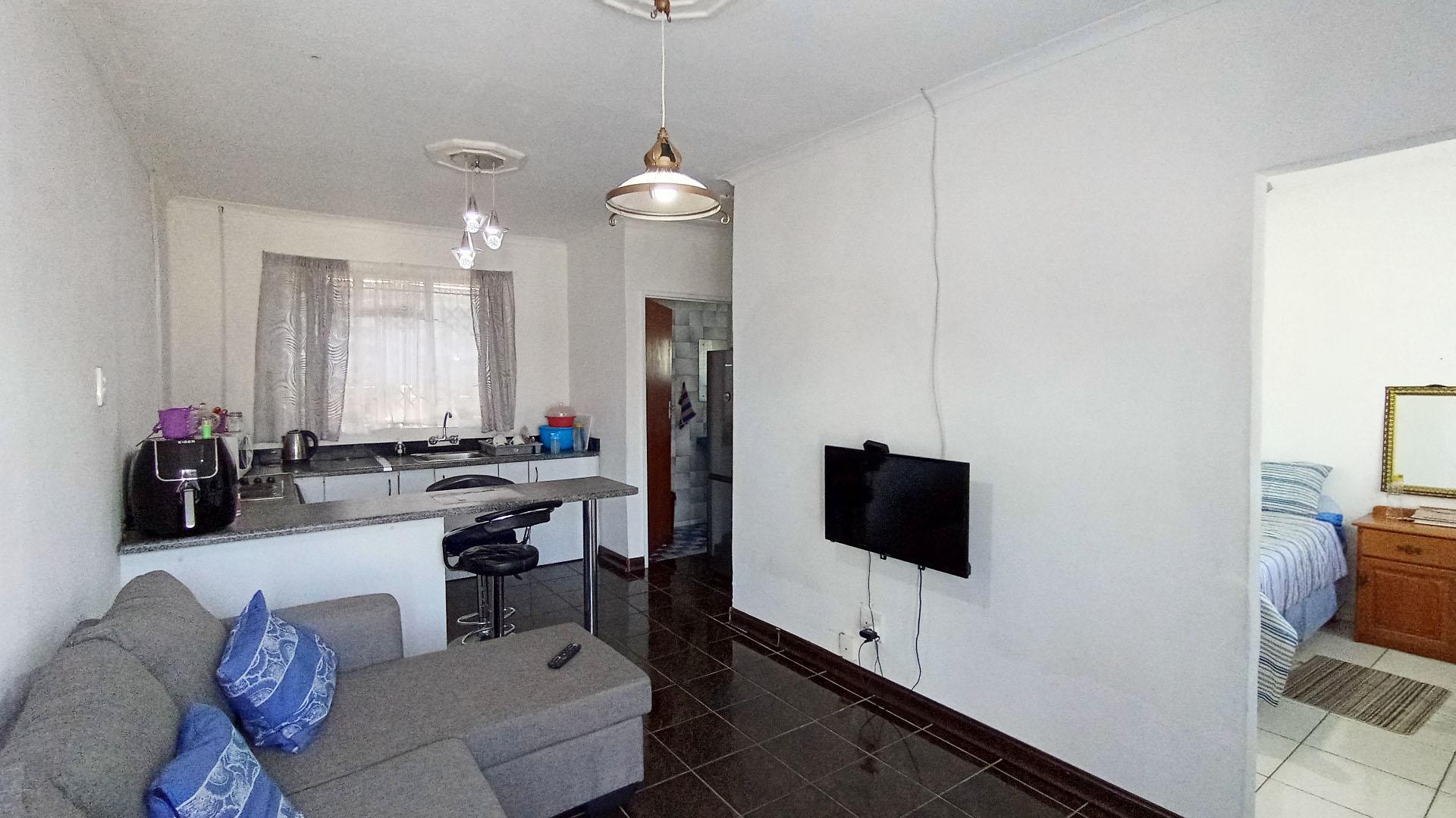 Flatlet - 38 square meters of property in Crossmoor