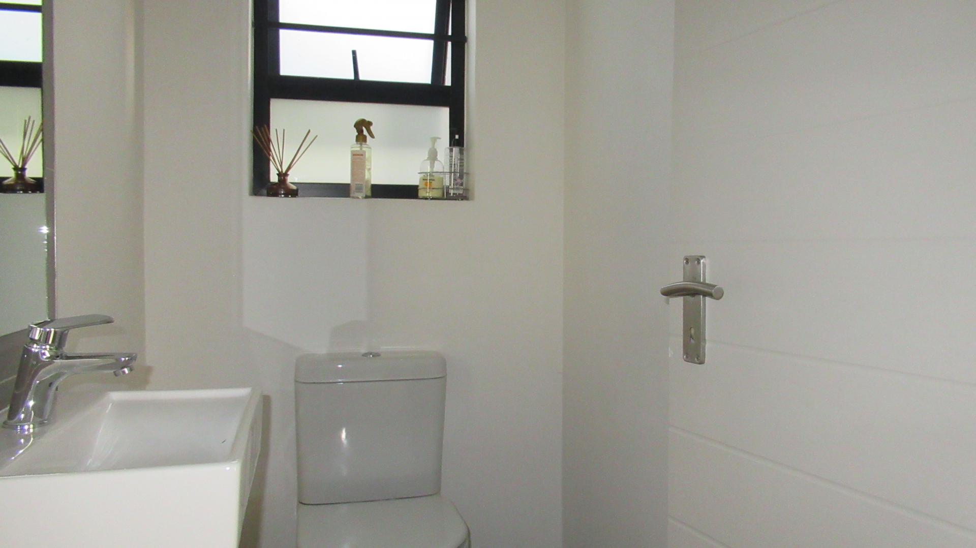 Guest Toilet - 2 square meters of property in Homes Haven