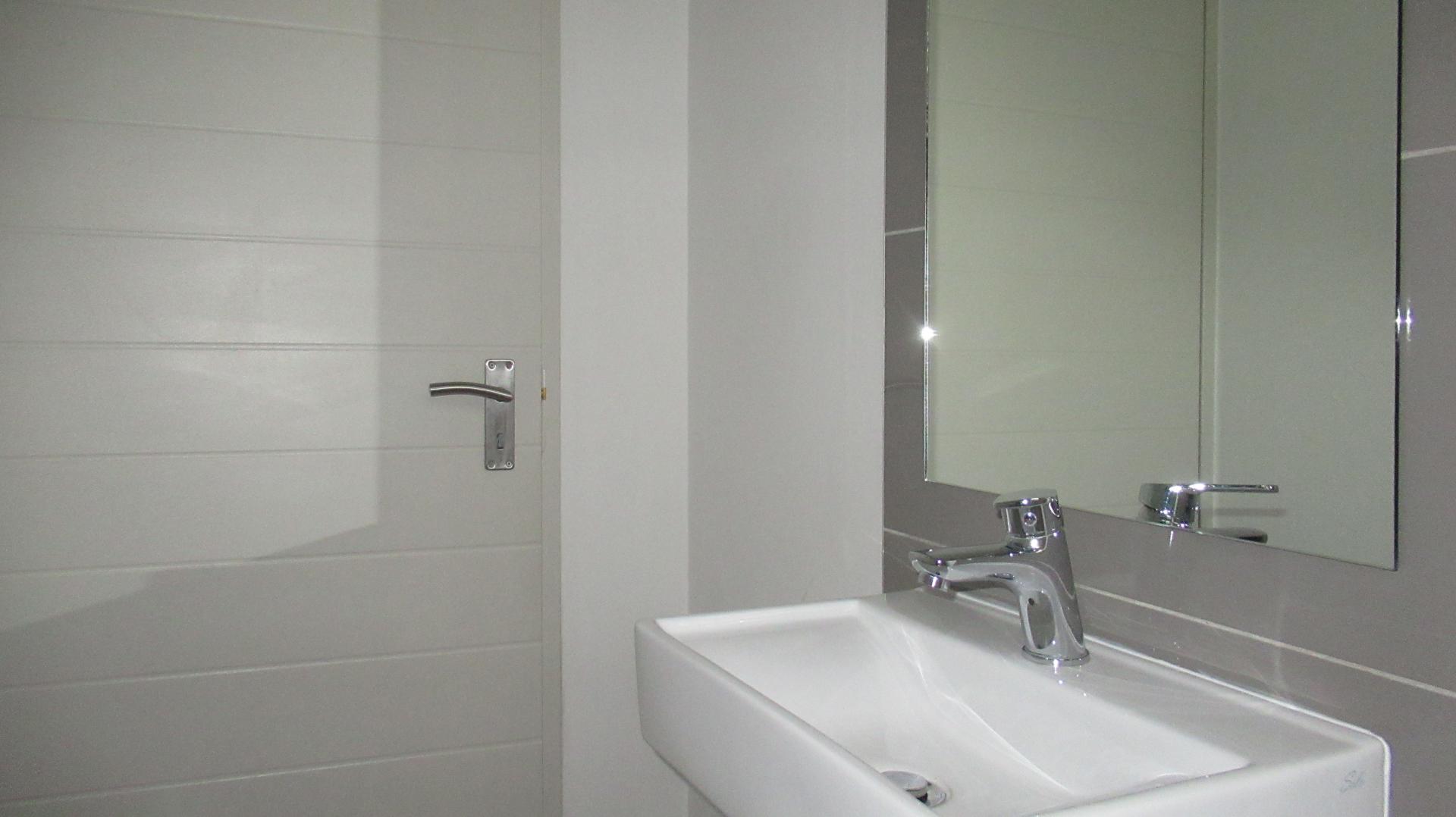 Guest Toilet - 2 square meters of property in Homes Haven