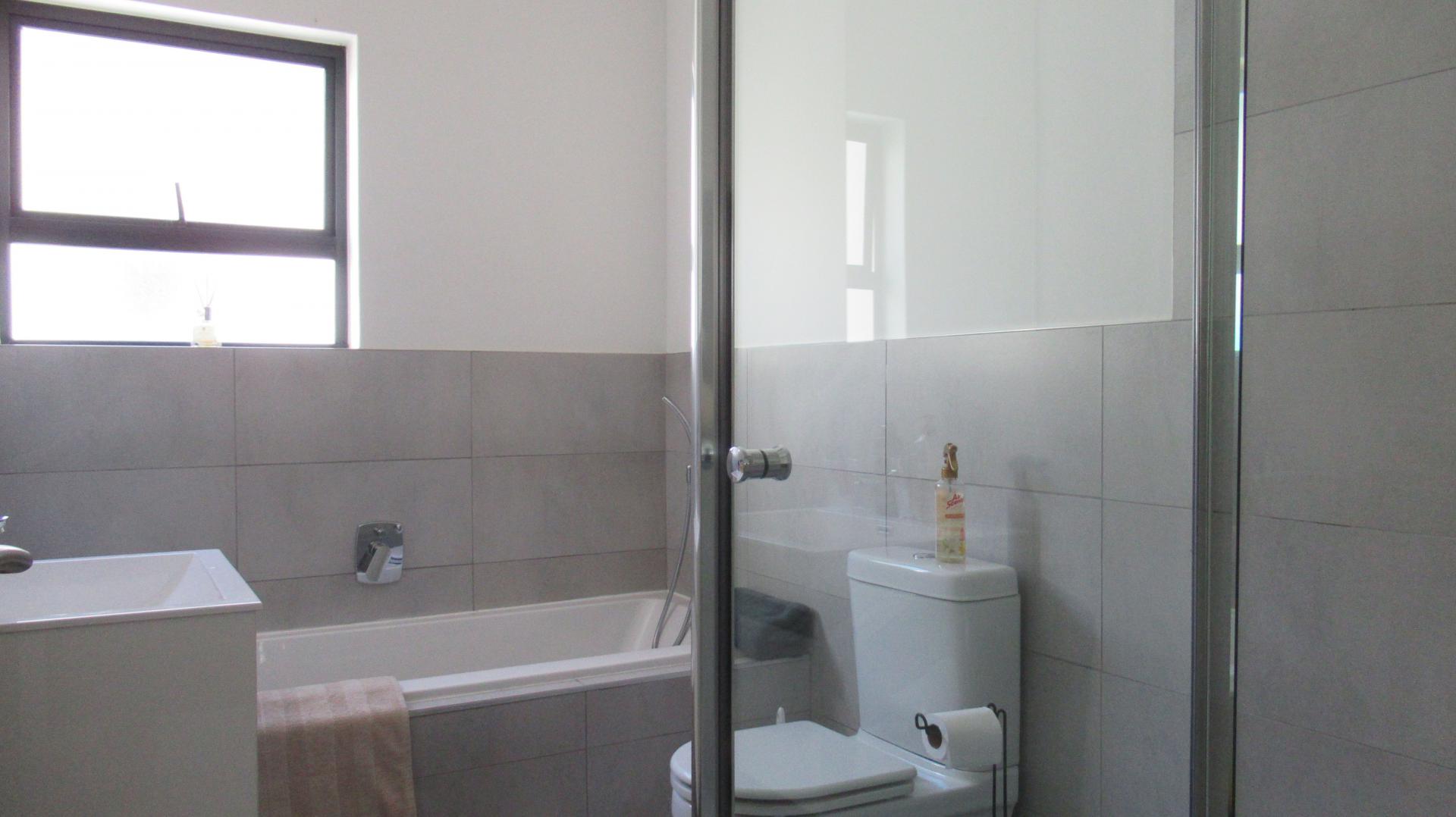 Bathroom 1 - 6 square meters of property in Homes Haven