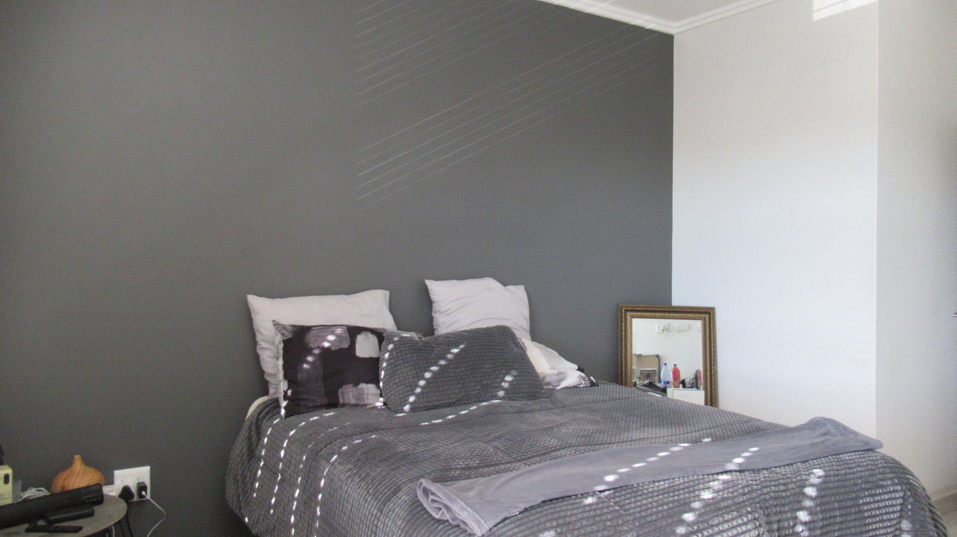 Main Bedroom - 20 square meters of property in Homes Haven