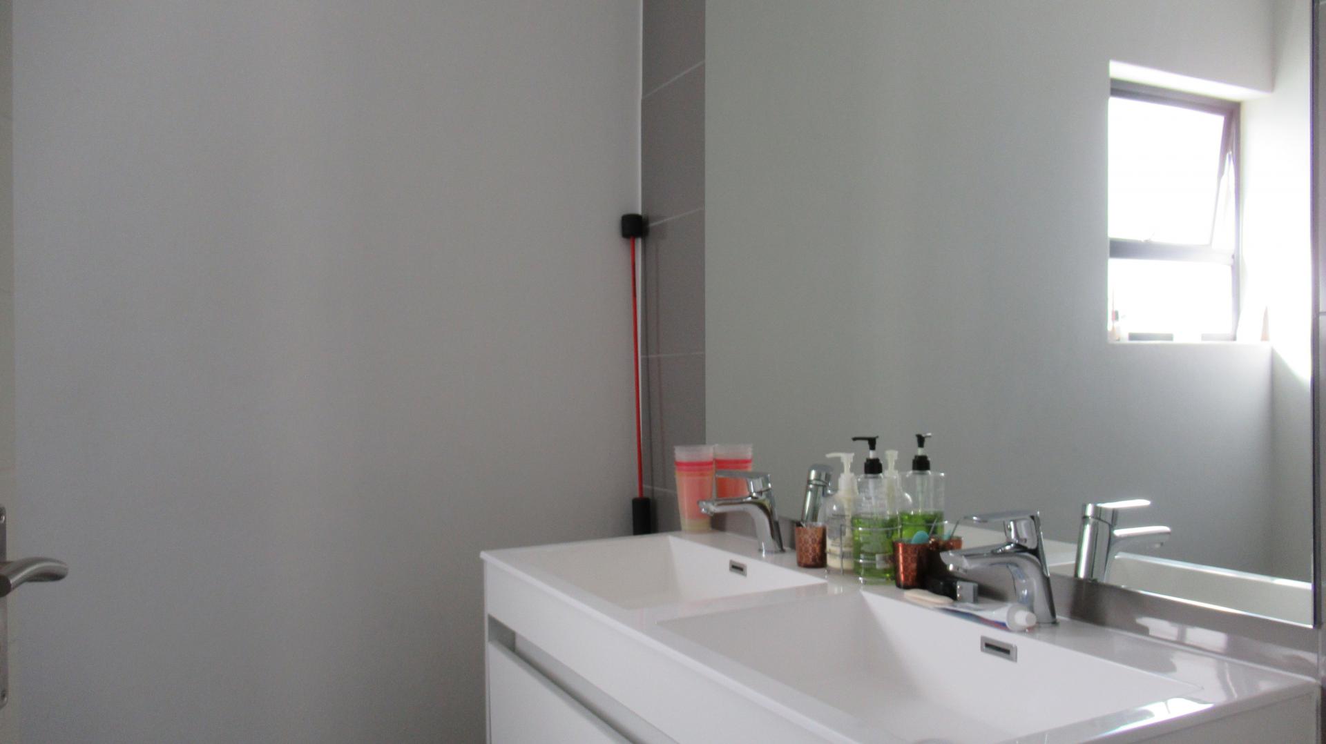 Main Bathroom - 7 square meters of property in Homes Haven