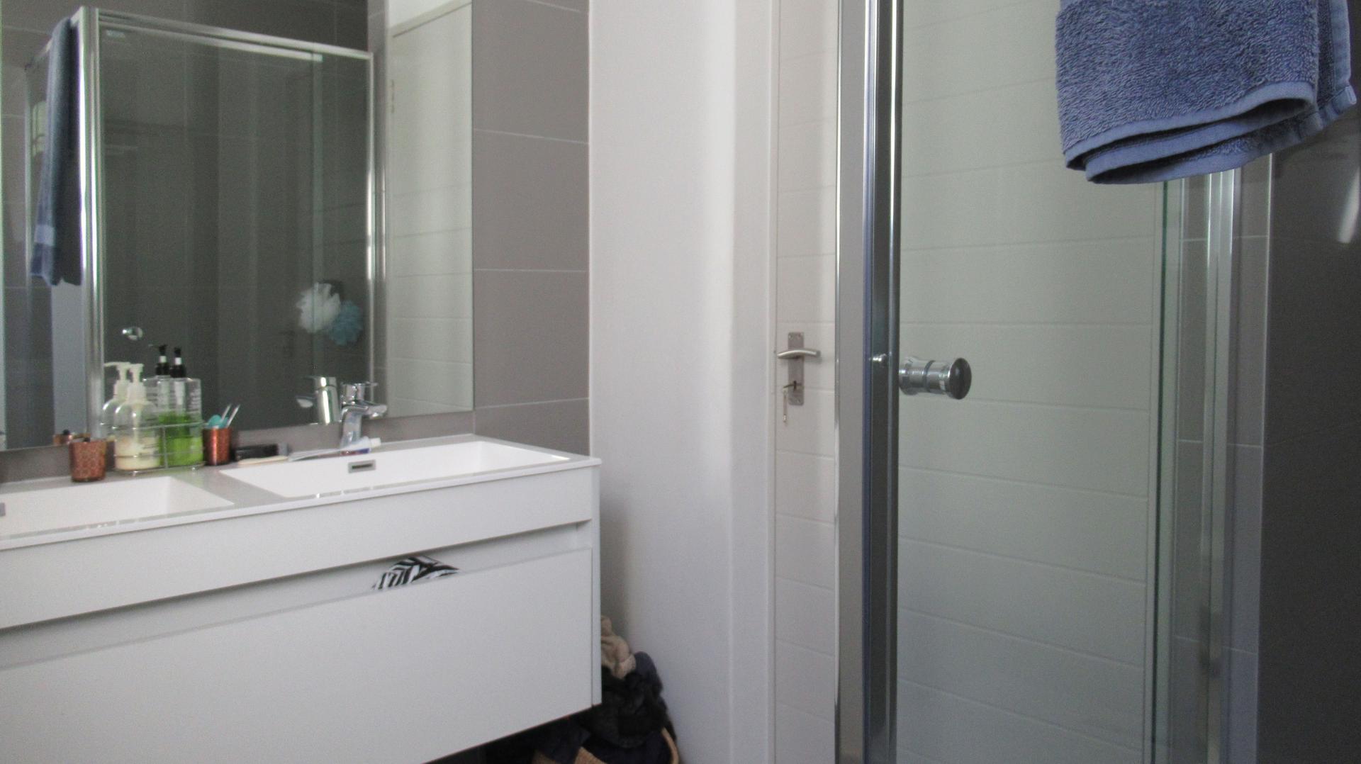 Main Bathroom - 7 square meters of property in Homes Haven