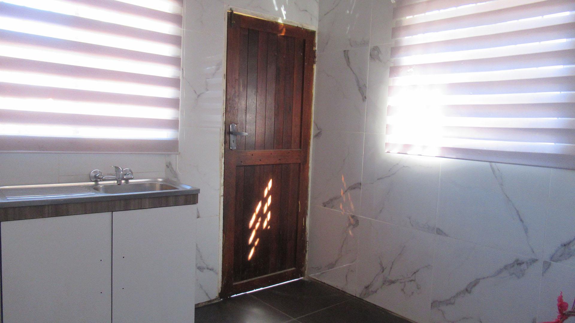 Kitchen - 9 square meters of property in Mohlakeng