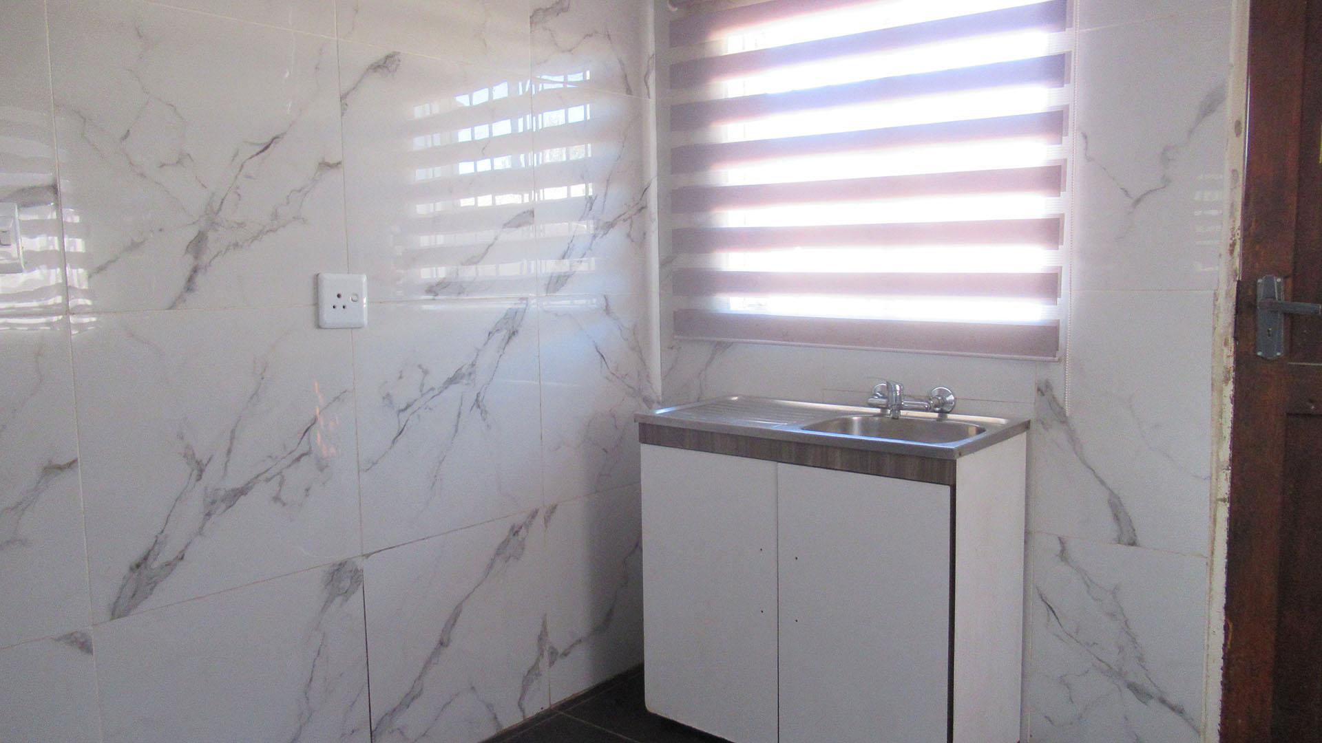 Kitchen - 9 square meters of property in Mohlakeng