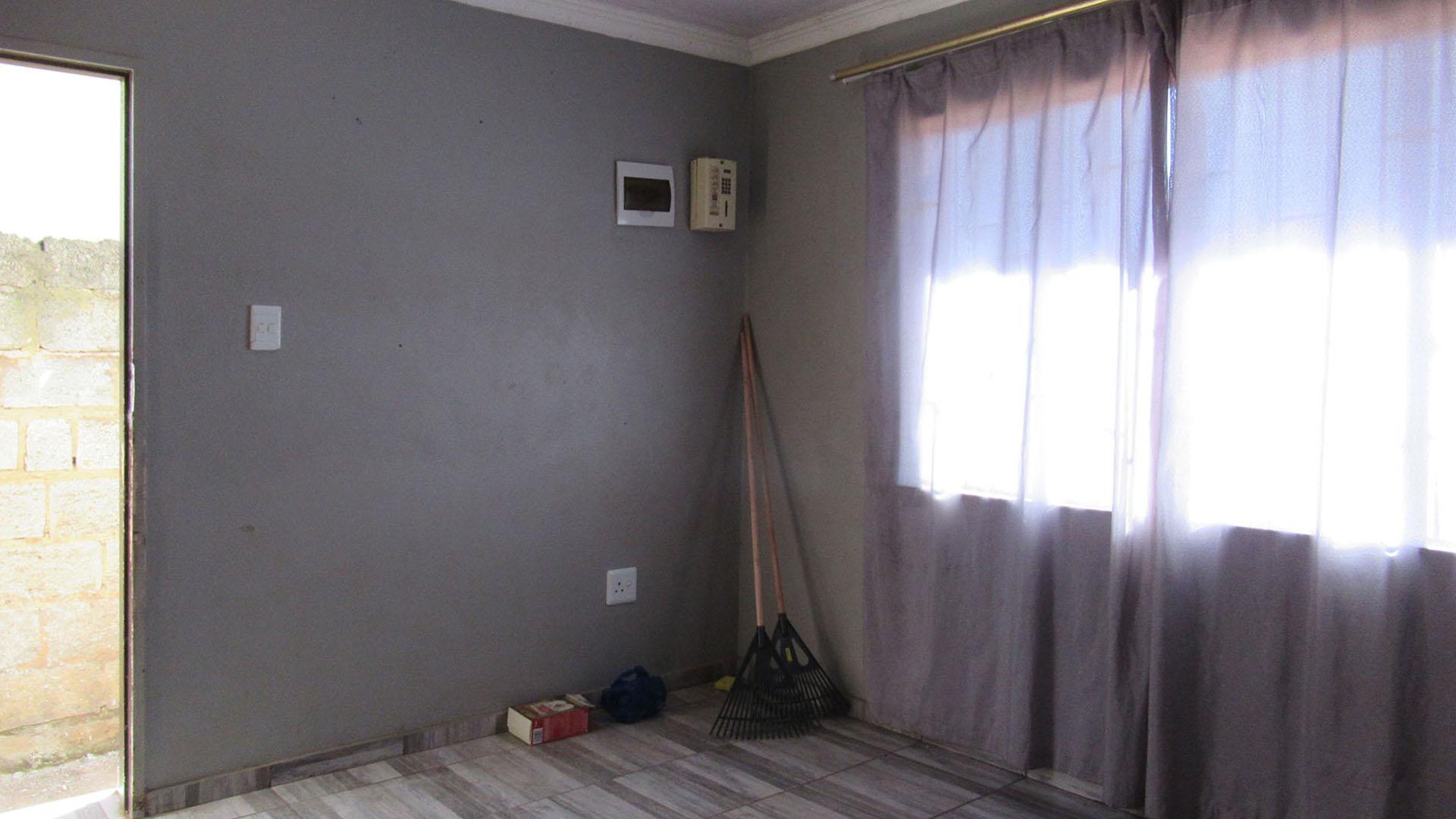 Lounges - 14 square meters of property in Mohlakeng