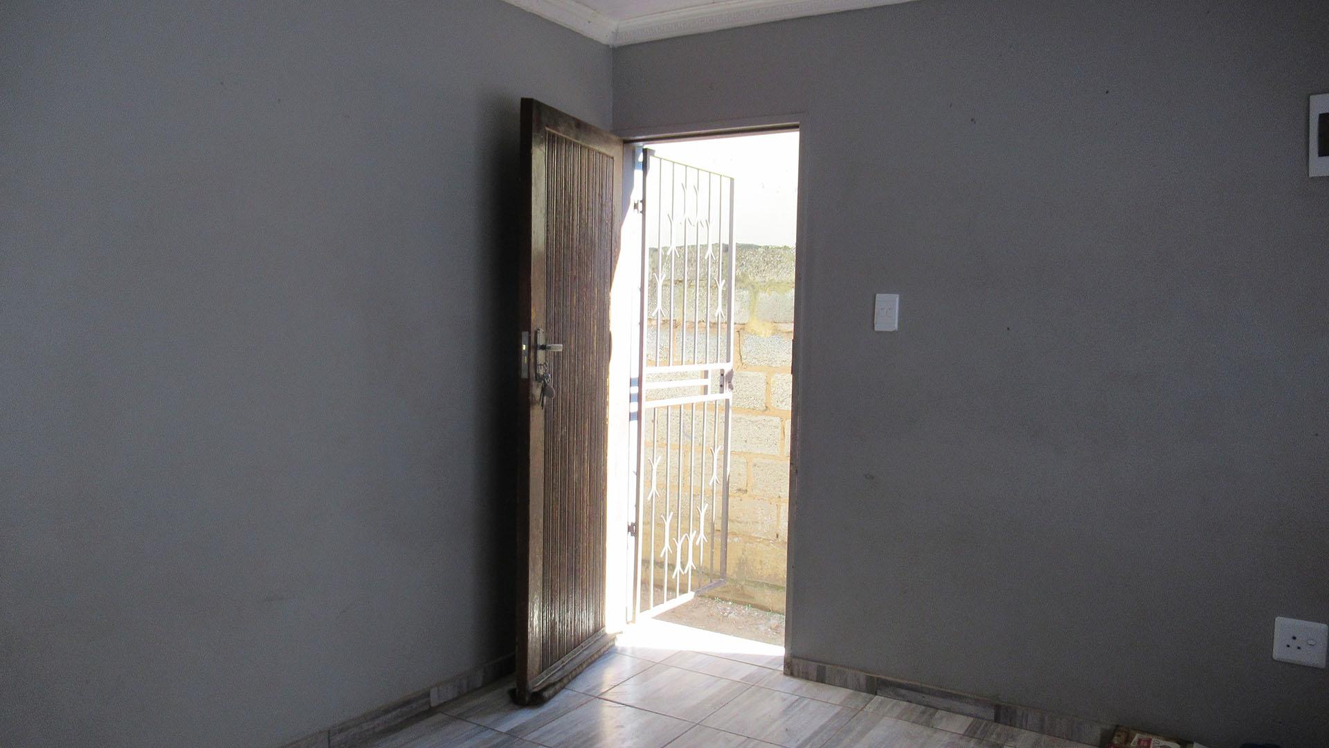 Lounges - 14 square meters of property in Mohlakeng