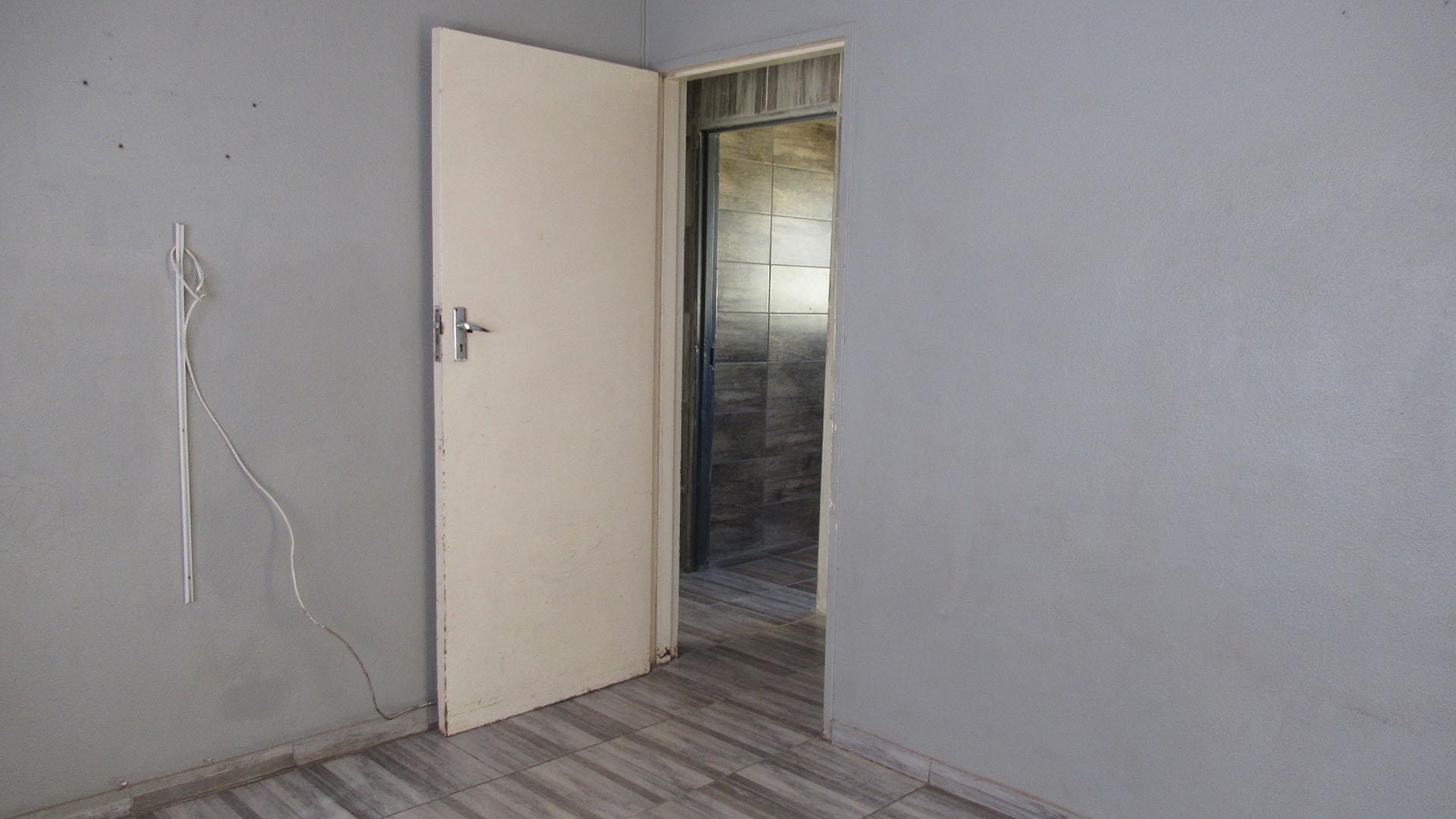 Lounges - 14 square meters of property in Mohlakeng