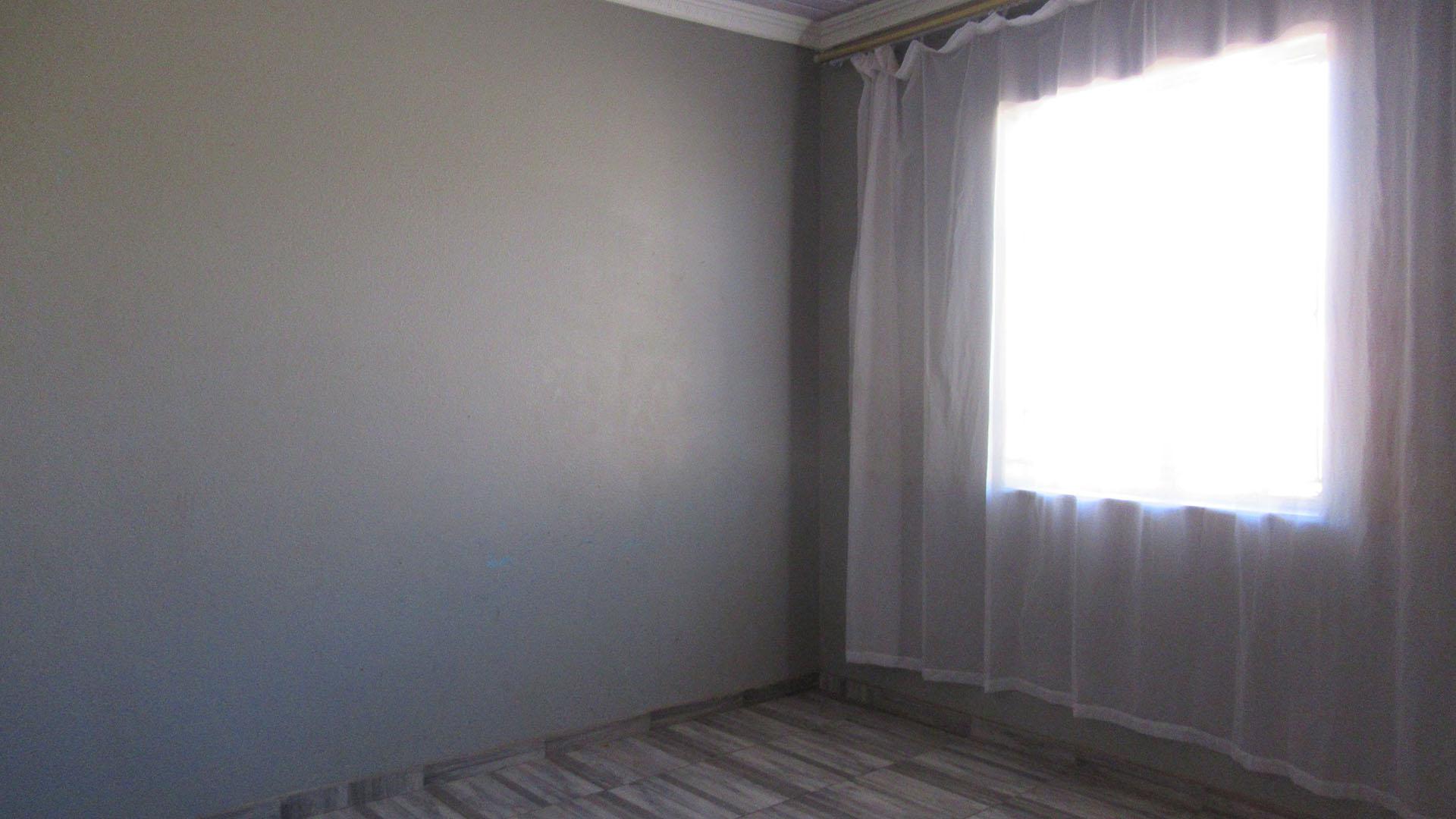 Bed Room 1 - 14 square meters of property in Mohlakeng
