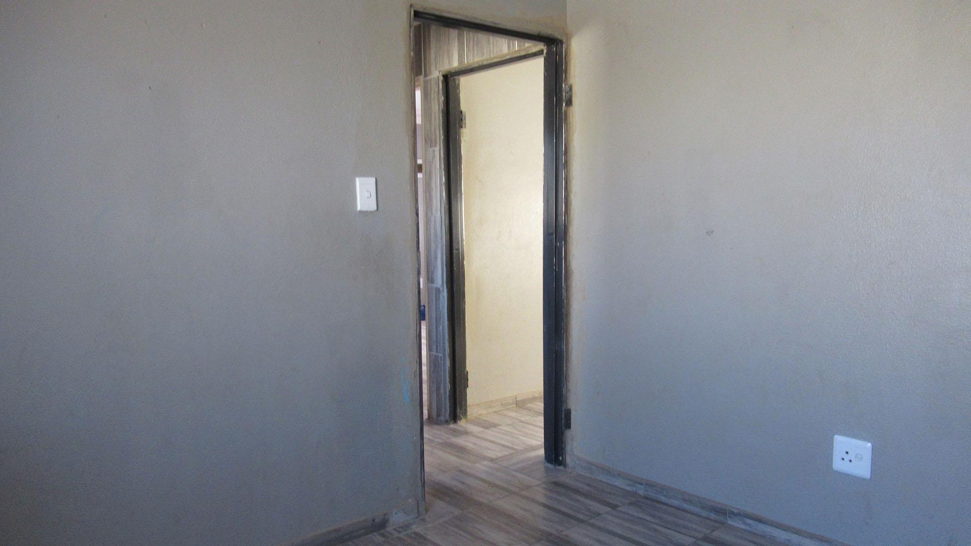 Bed Room 1 - 14 square meters of property in Mohlakeng