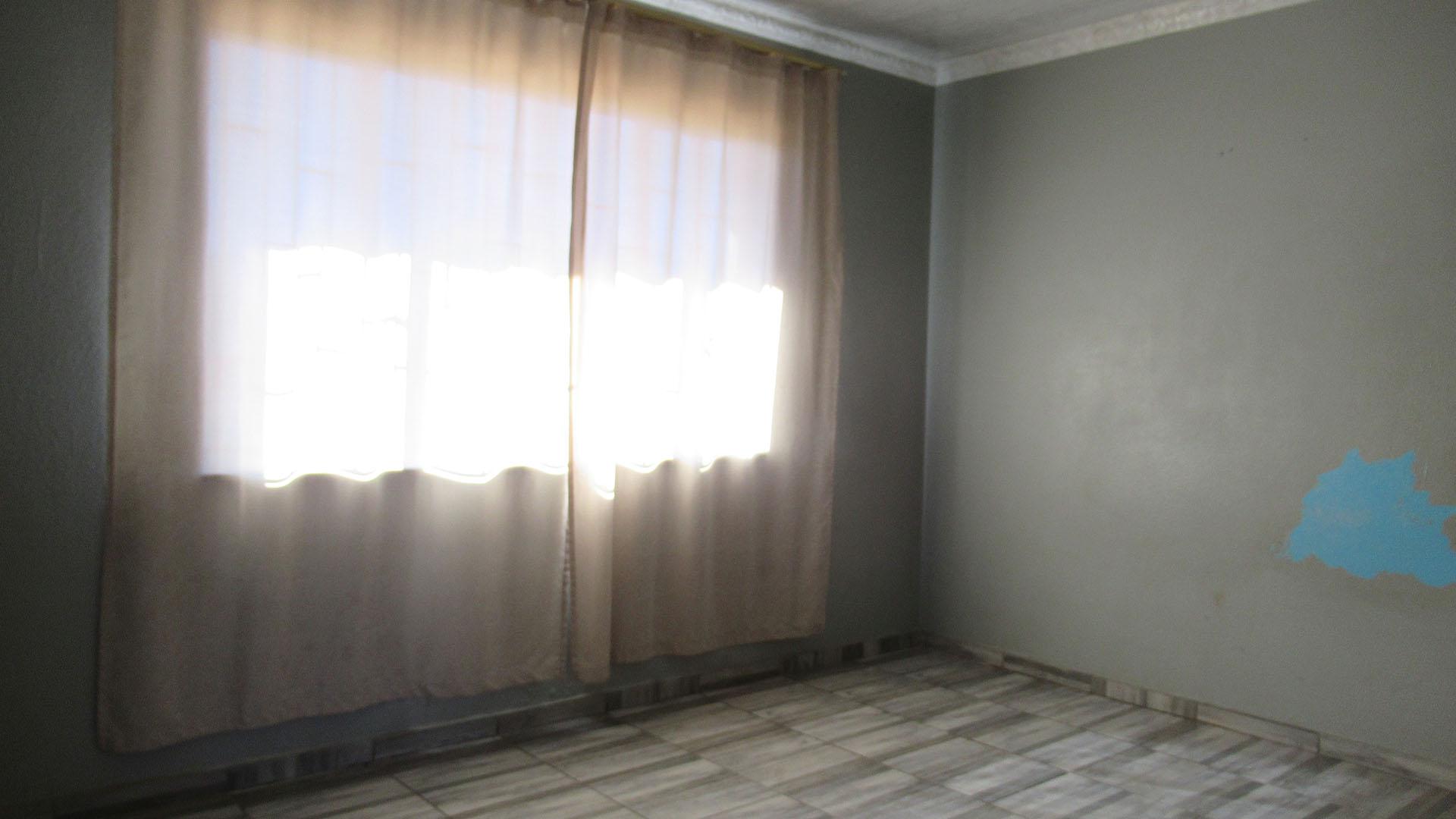 Bed Room 2 - 10 square meters of property in Mohlakeng