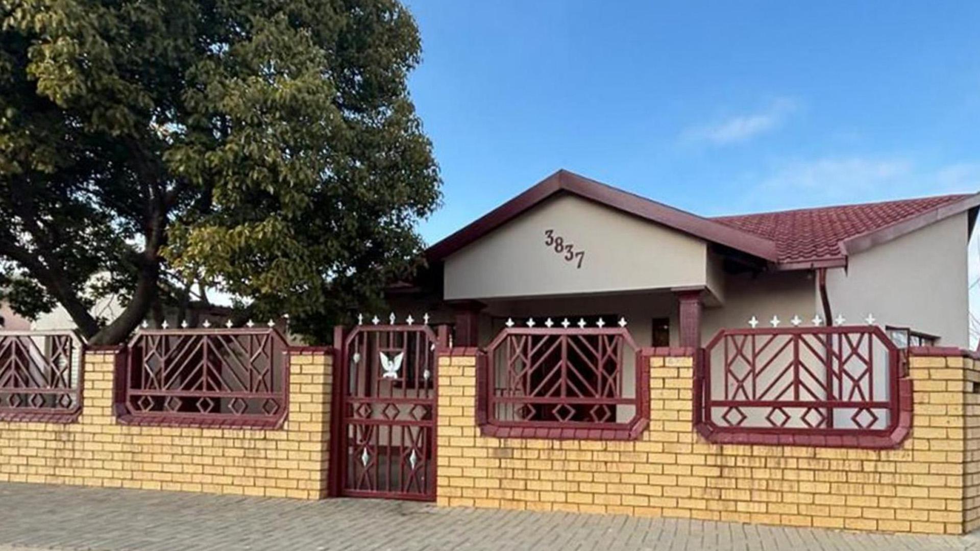 Front View of property in Randfontein