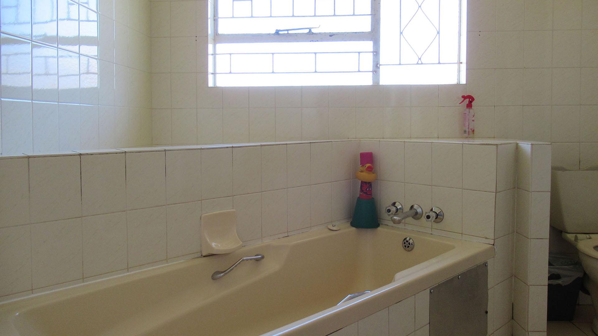 Bathroom 1 - 11 square meters of property in Wilropark