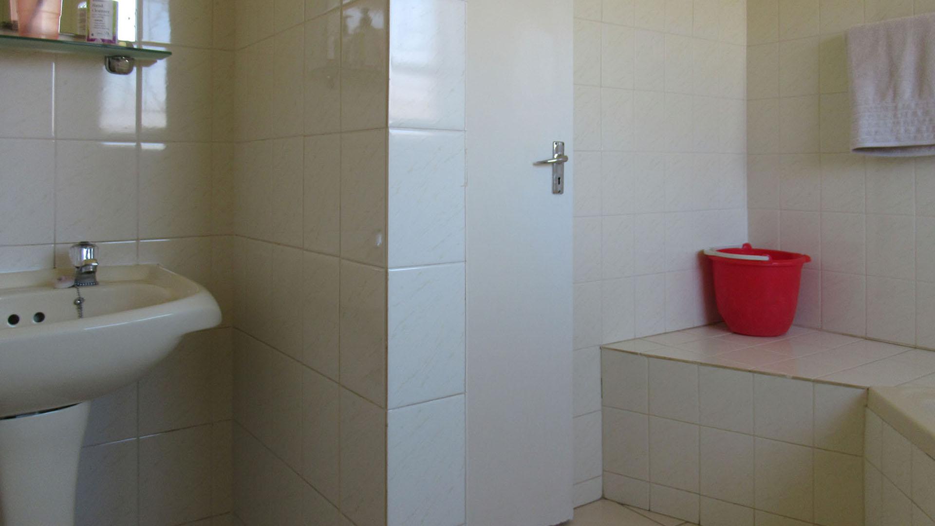 Bathroom 1 - 11 square meters of property in Wilropark