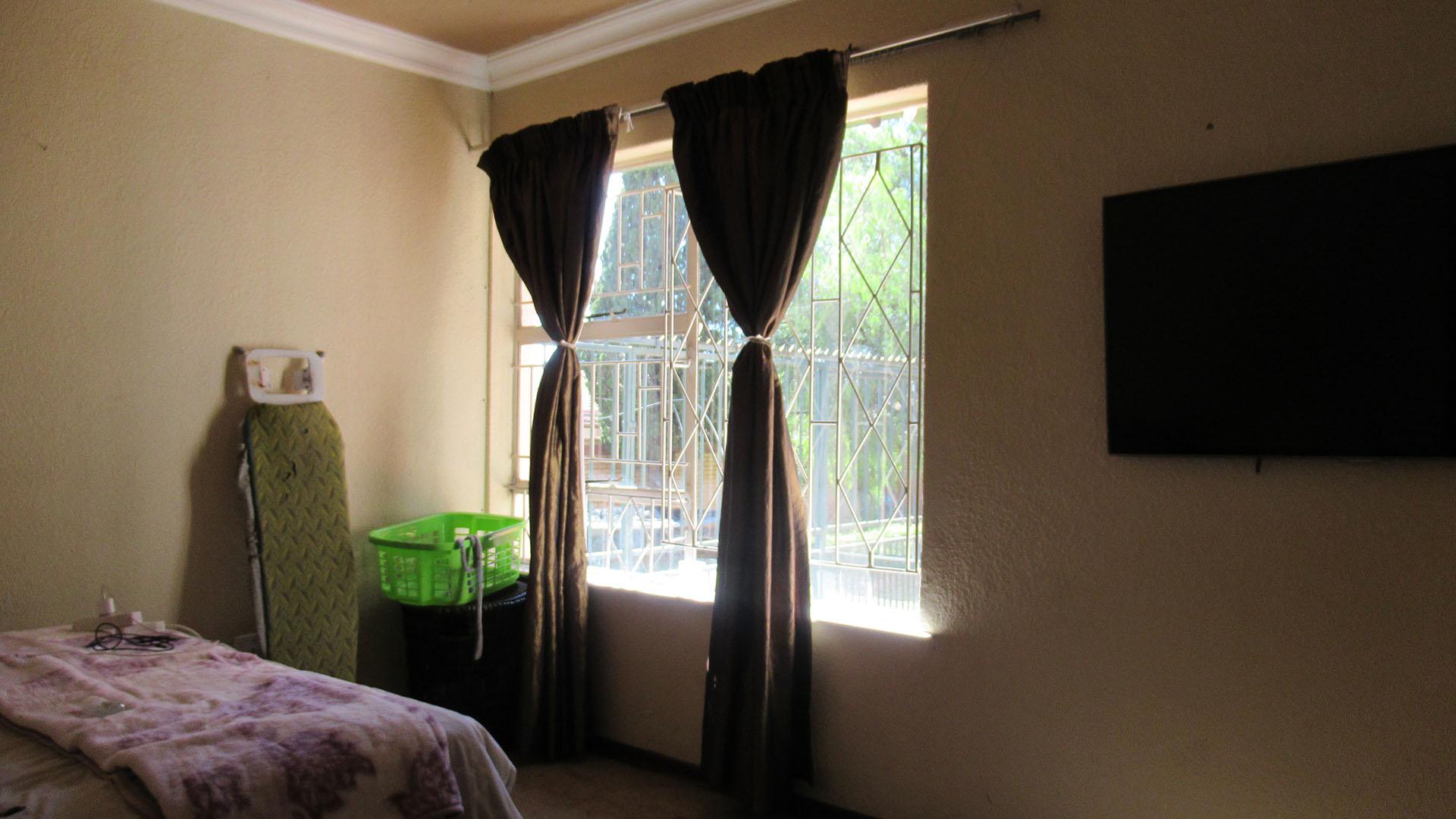 Bed Room 1 - 16 square meters of property in Wilropark