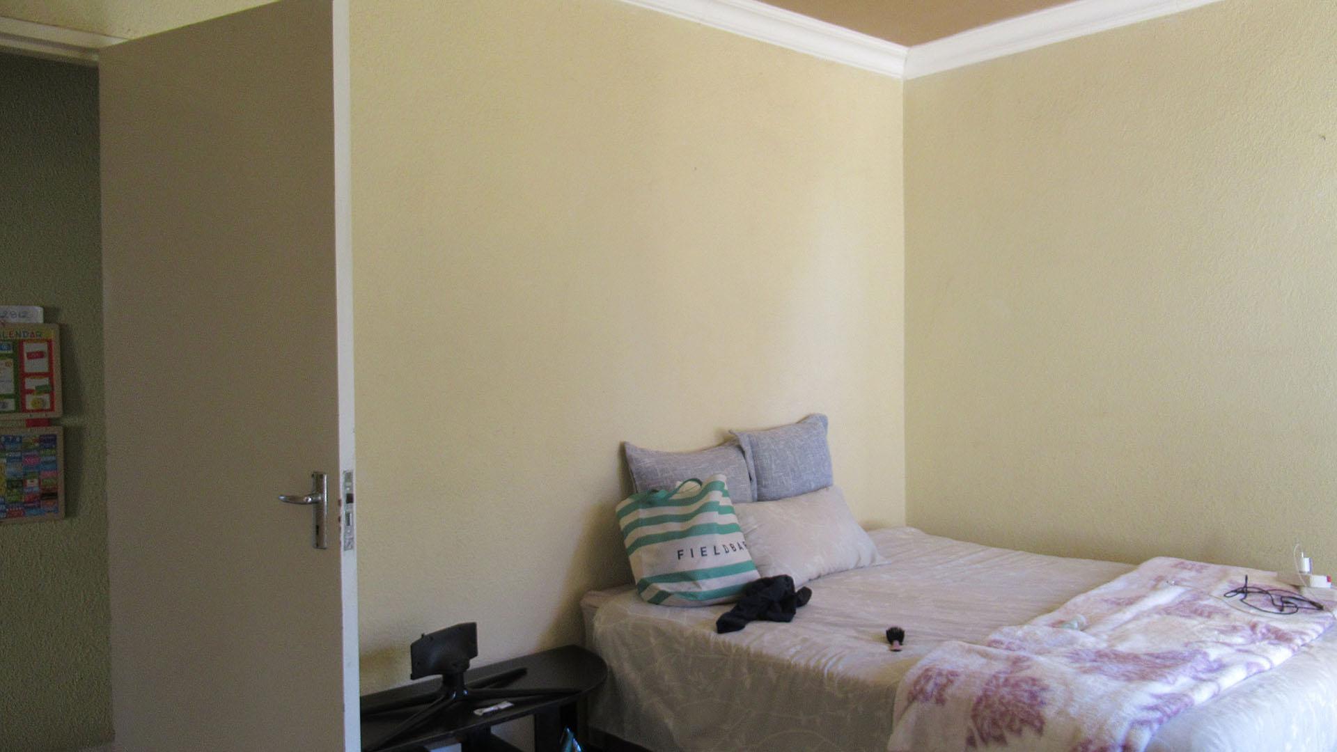 Bed Room 1 - 16 square meters of property in Wilropark