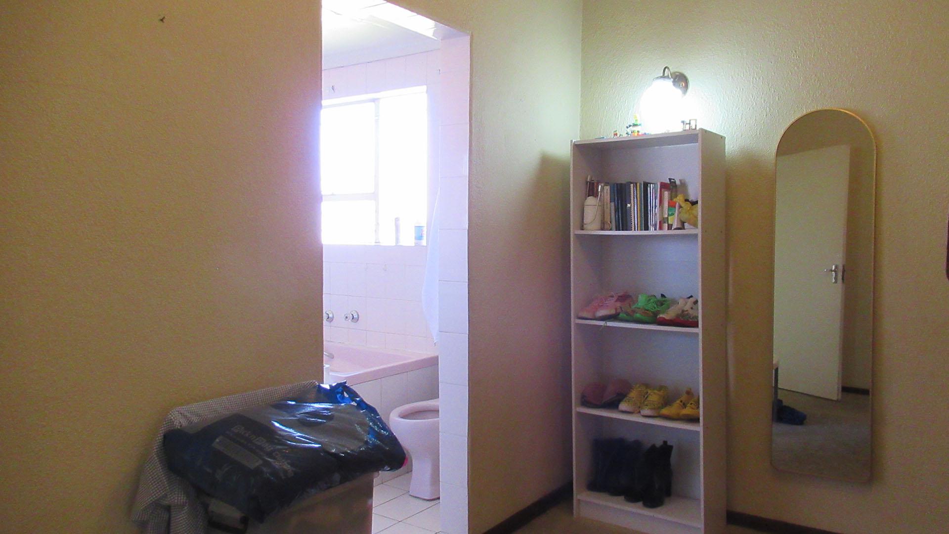 Main Bedroom - 28 square meters of property in Wilropark