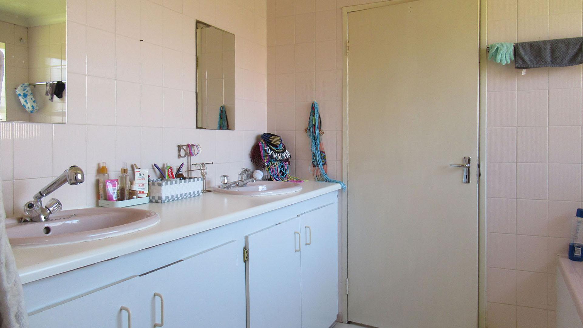 Main Bathroom - 8 square meters of property in Wilropark
