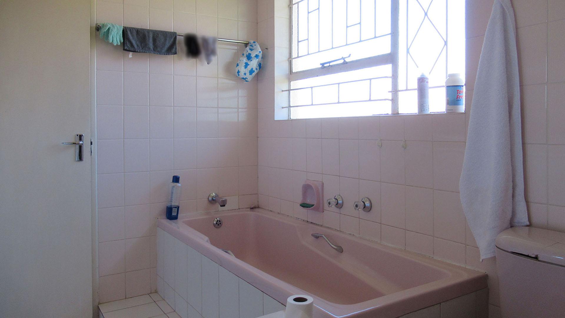 Main Bathroom - 8 square meters of property in Wilropark