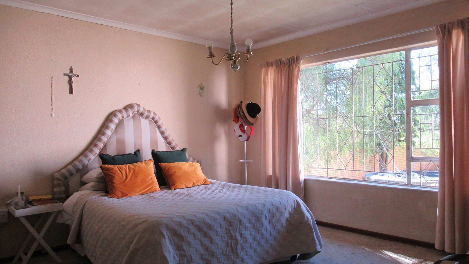 Main Bedroom - 28 square meters of property in Wilropark