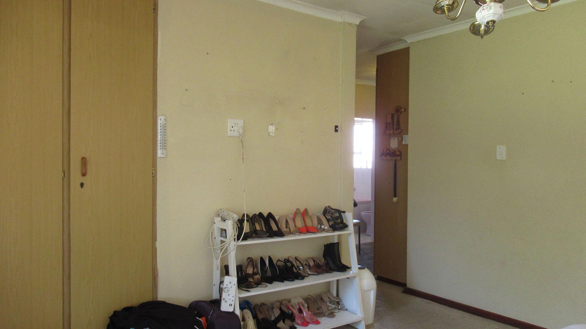 Main Bedroom - 28 square meters of property in Wilropark