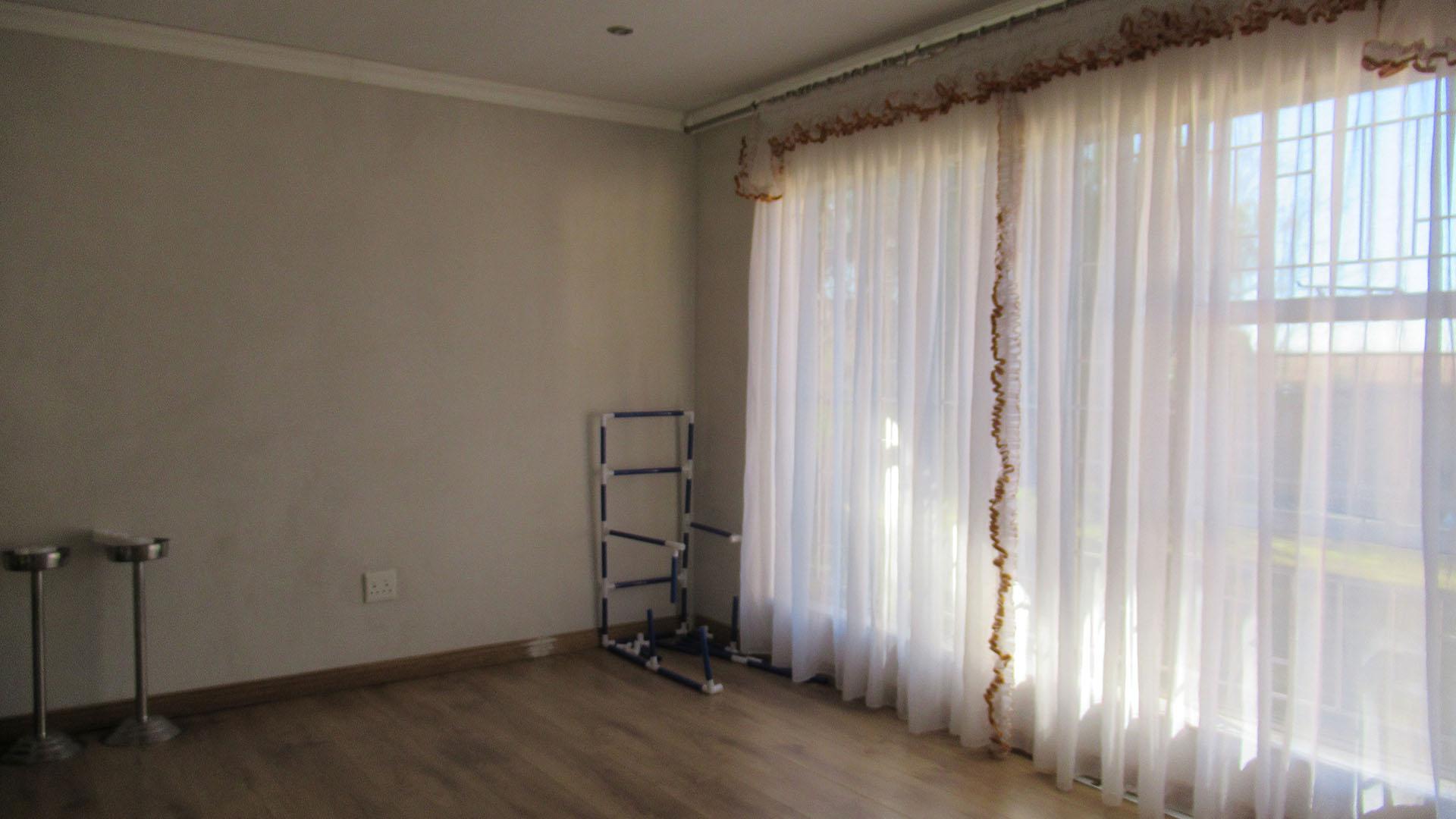 Lounges - 34 square meters of property in Wilropark