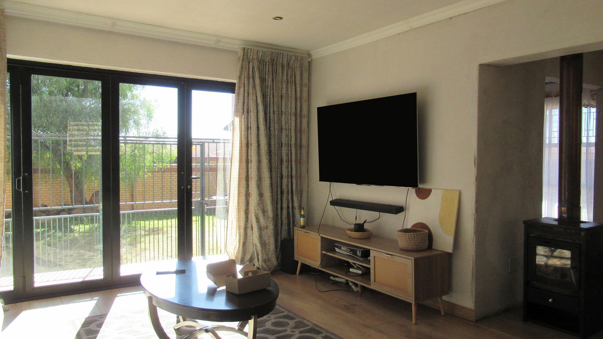 Lounges - 34 square meters of property in Wilropark