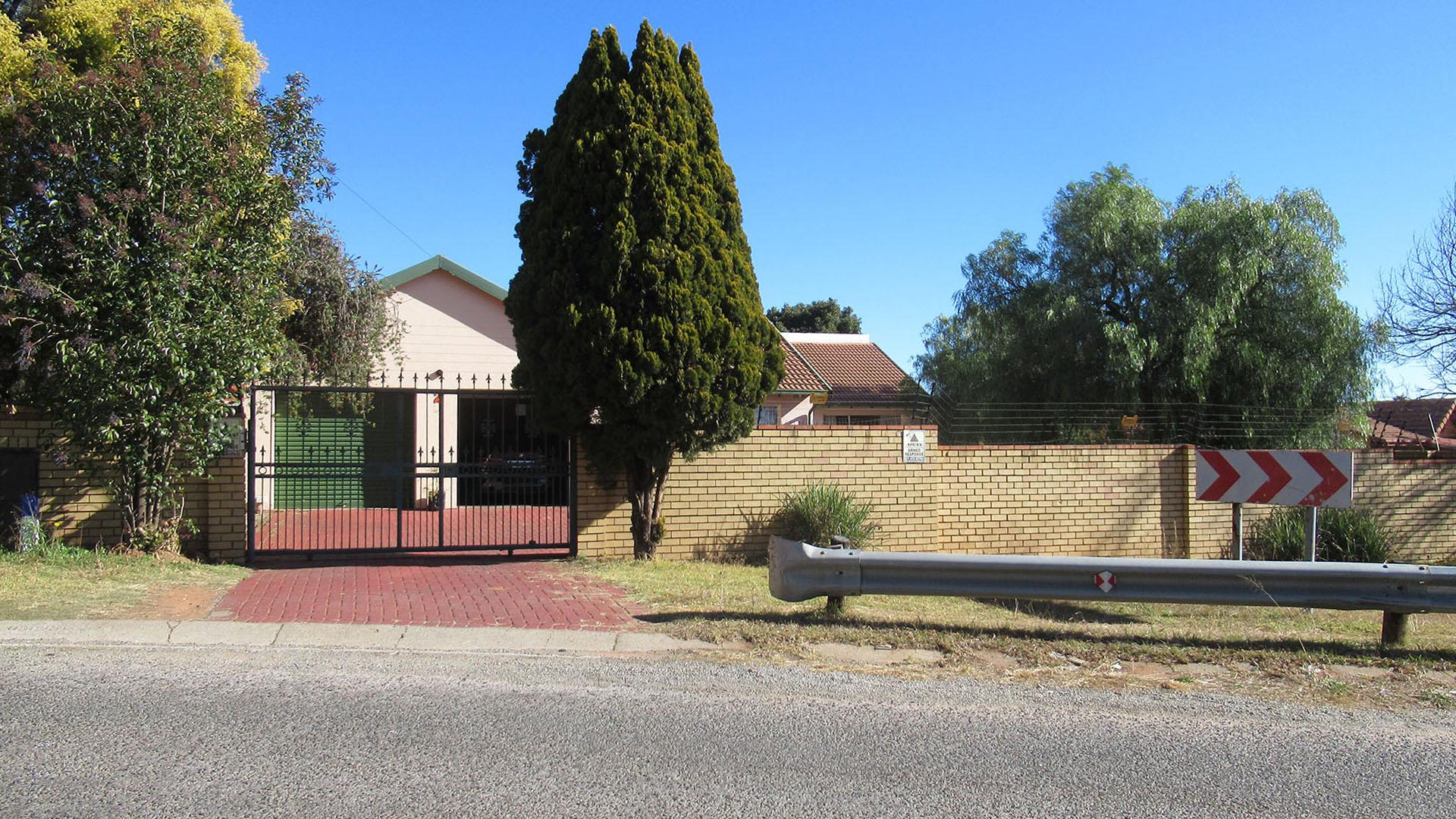 Front View of property in Wilropark