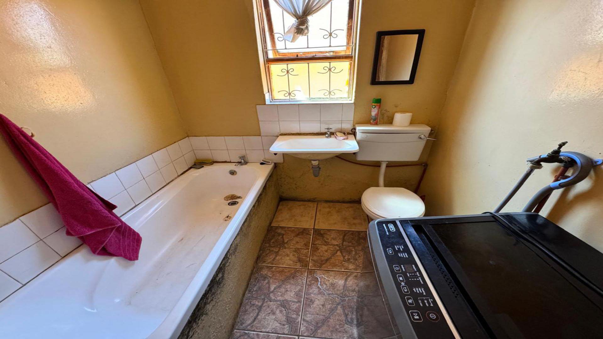 Bathroom 1 of property in Kwa Nobuhle 