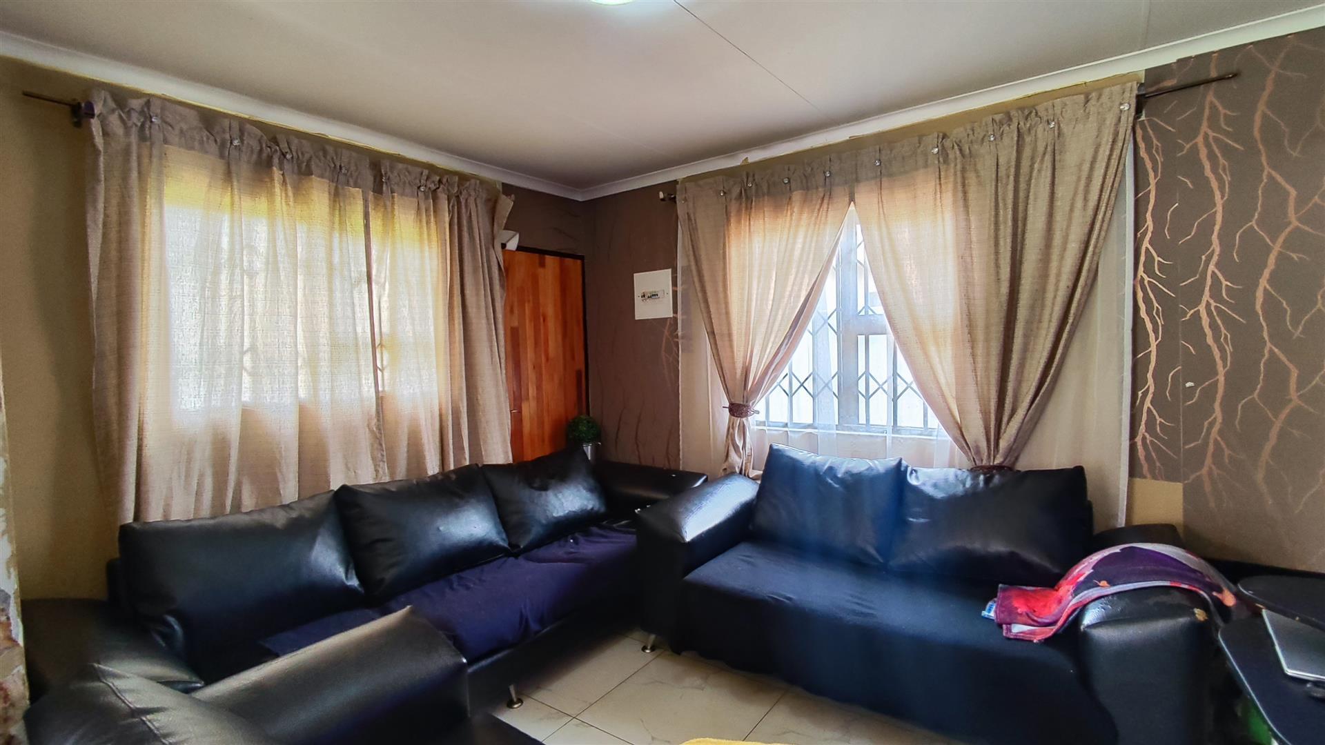 Lounges - 19 square meters of property in Dawn Park