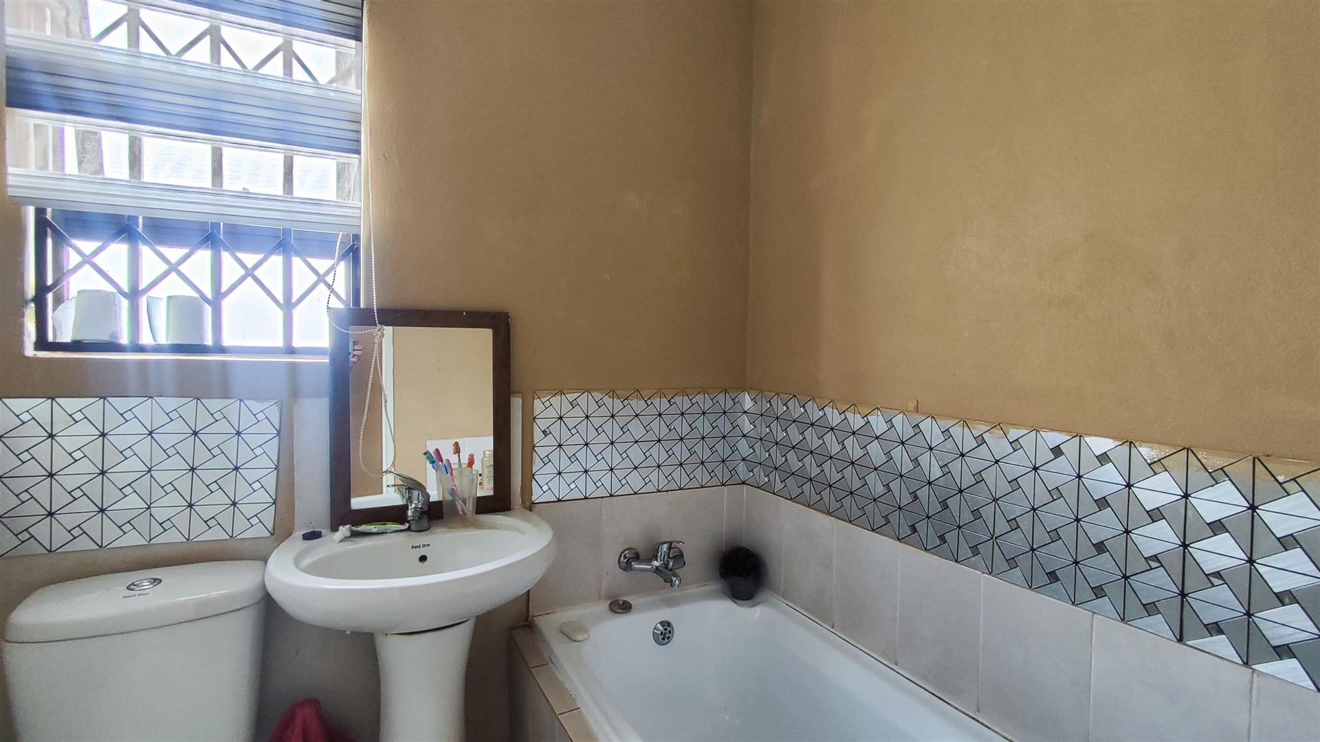 Bathroom 1 - 4 square meters of property in Dawn Park